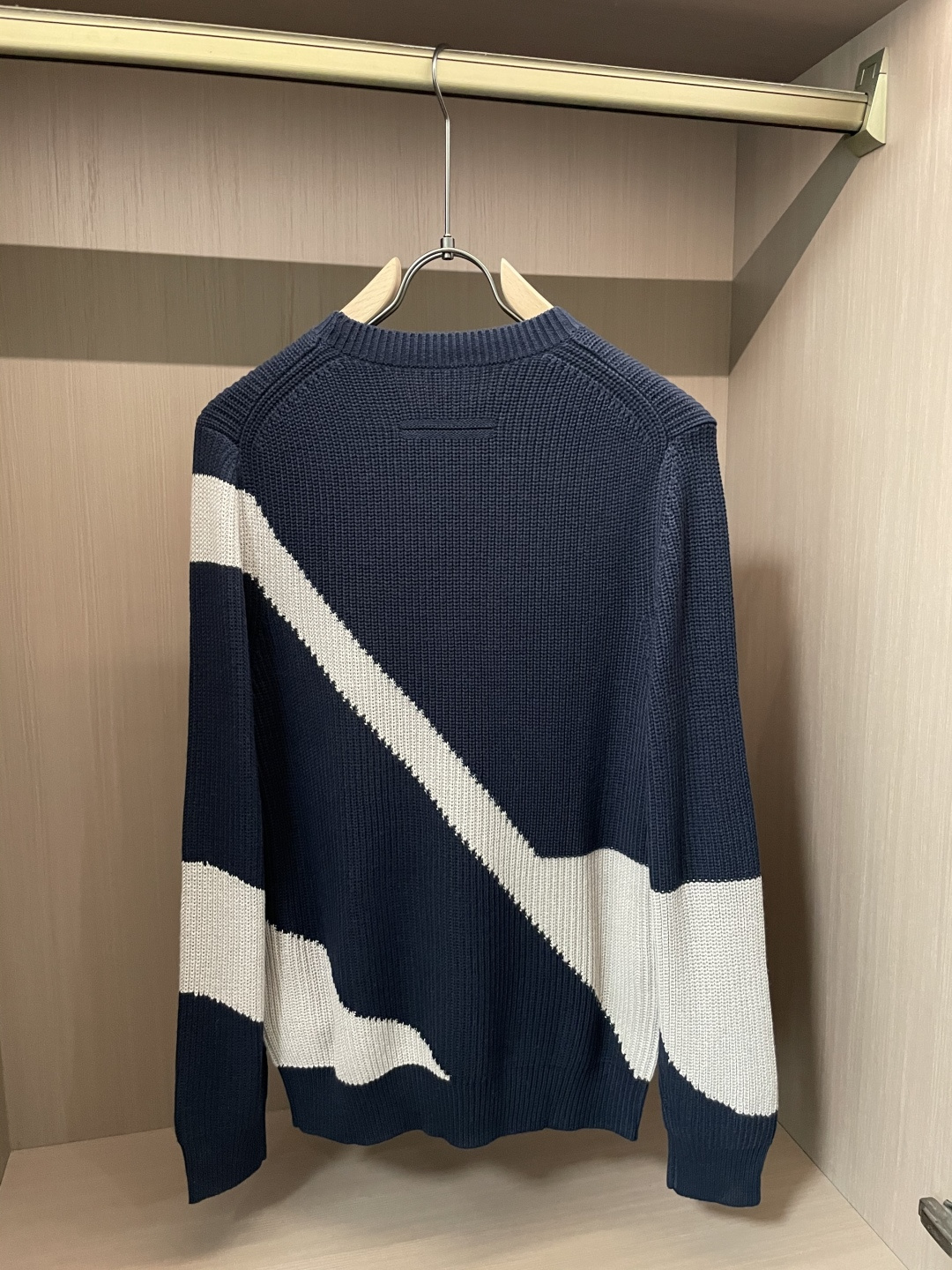 Z家 2025秋冬最新粗针男士圆领毛衣，整衣采用紧密的坑条纹理打造出厚实的织面，弹性好，包裹舒适，自然收