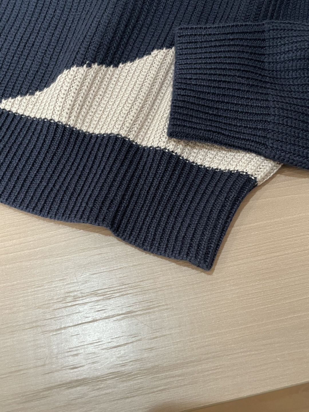 Z家 2025秋冬最新粗针男士圆领毛衣，整衣采用紧密的坑条纹理打造出厚实的织面，弹性好，包裹舒适，自然收