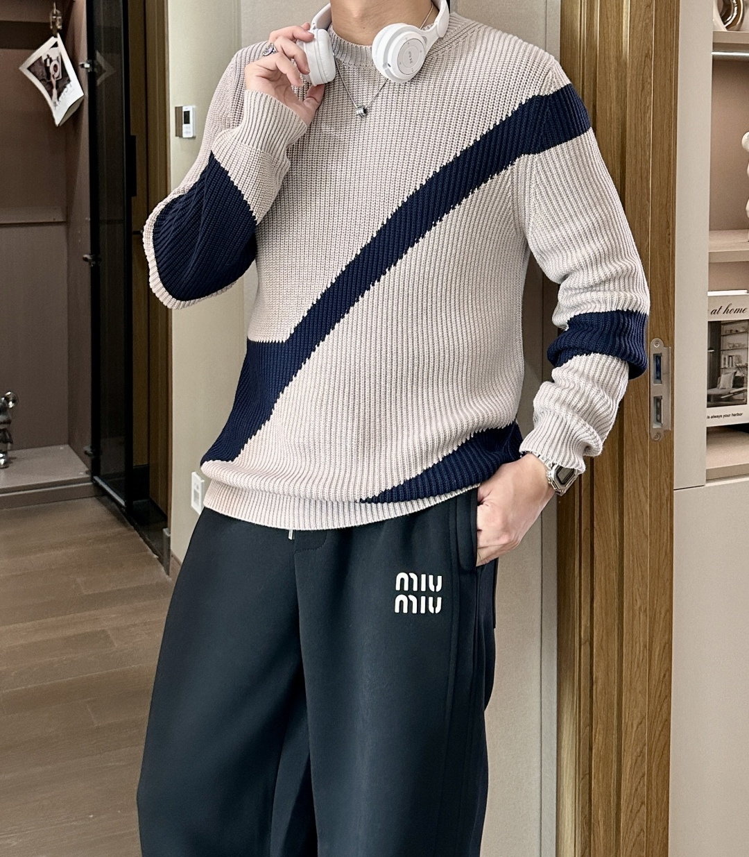 NO:625484,. Zjia's latest thick-knit men's round-neck sweater for autumn and winter 2025. The whole garment adopts a tight pit texture to create a thick fabric surface. It has good elasticity and comfortable wrapping. It naturally draws out the tall and straight body curve. It does not show any flesh or fat when worn; it is simple and elegant.  , it is very compliant on the upper body and chest, stylish and capable, and can be worn naturally and casually without feeling heavy. It can be worn alone or layered with it. It can be easily used for both business and leisure. You can wear it with any combination to look like an urban elite male god. Export orders  Standard, all the details are handled very well. All big luxury brands basically come to him to decide the materials), the texture is soft and waxy, comfortable and delicate, and there is no sense of irritation when worn close to the body. The drape is also great, and it can be worn and washed for a long time without balling or deformation.  Sizes M-3XL (the model is 172cm and 148kg, the size L is suitable when trying on it) 2 colors: khaki, bolan, sweaters, alexander wang19860909. Z家 2025秋冬最新粗针男士圆领毛衣,整衣采用紧密的坑条纹理打造出厚实的织面,弹性好,包裹舒适,自然收出挺拔的身型曲线,穿着不显肉不显肥；简约大气 ,上身胸前非常服帖,洋气而又干练,穿着自然随性,不会有厚重感,可单穿可内搭,商务休闲皆可轻松应对,随意搭配都能穿出满满的都市精英男神范儿.出口订单标准,所有细节处理都非常到位.所有奢侈品大牌基本都是找他定料的）,质地柔柔糯糯,舒适细腻,贴身穿着也毫无扎感,垂坠感也超赞,久穿久洗不起球不变形. 尺码M-3XL（模特172厘米148斤试穿L码合适） 2个颜色卡其、宝兰,,sweaters,alexander wang,Men's clothing