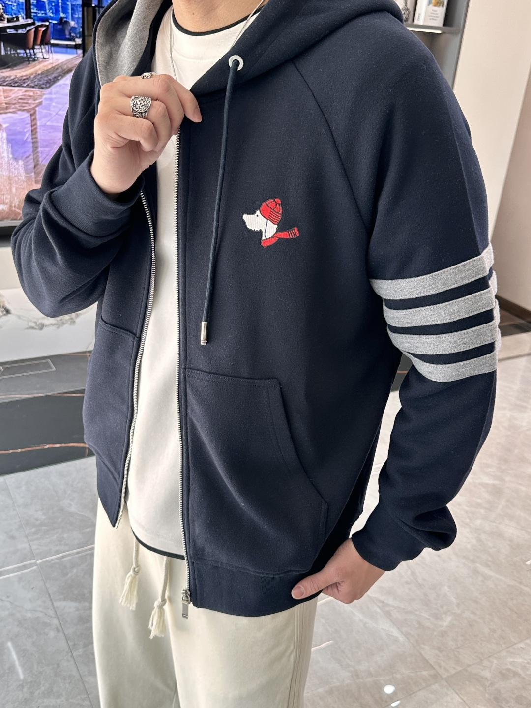 TB家 2025秋冬最新小狗绣标男士羊绒连帽卫衣，全拉链开身带帽款型，左胸极具创意的萌趣小狗刺绣，为整体