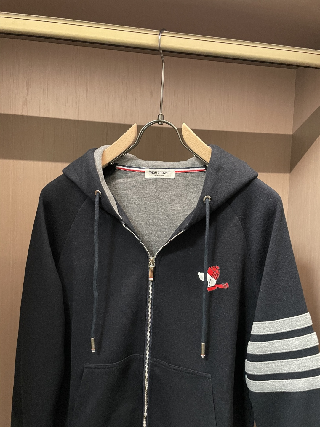 TB家 2025秋冬最新小狗绣标男士羊绒连帽卫衣，全拉链开身带帽款型，左胸极具创意的萌趣小狗刺绣，为整体