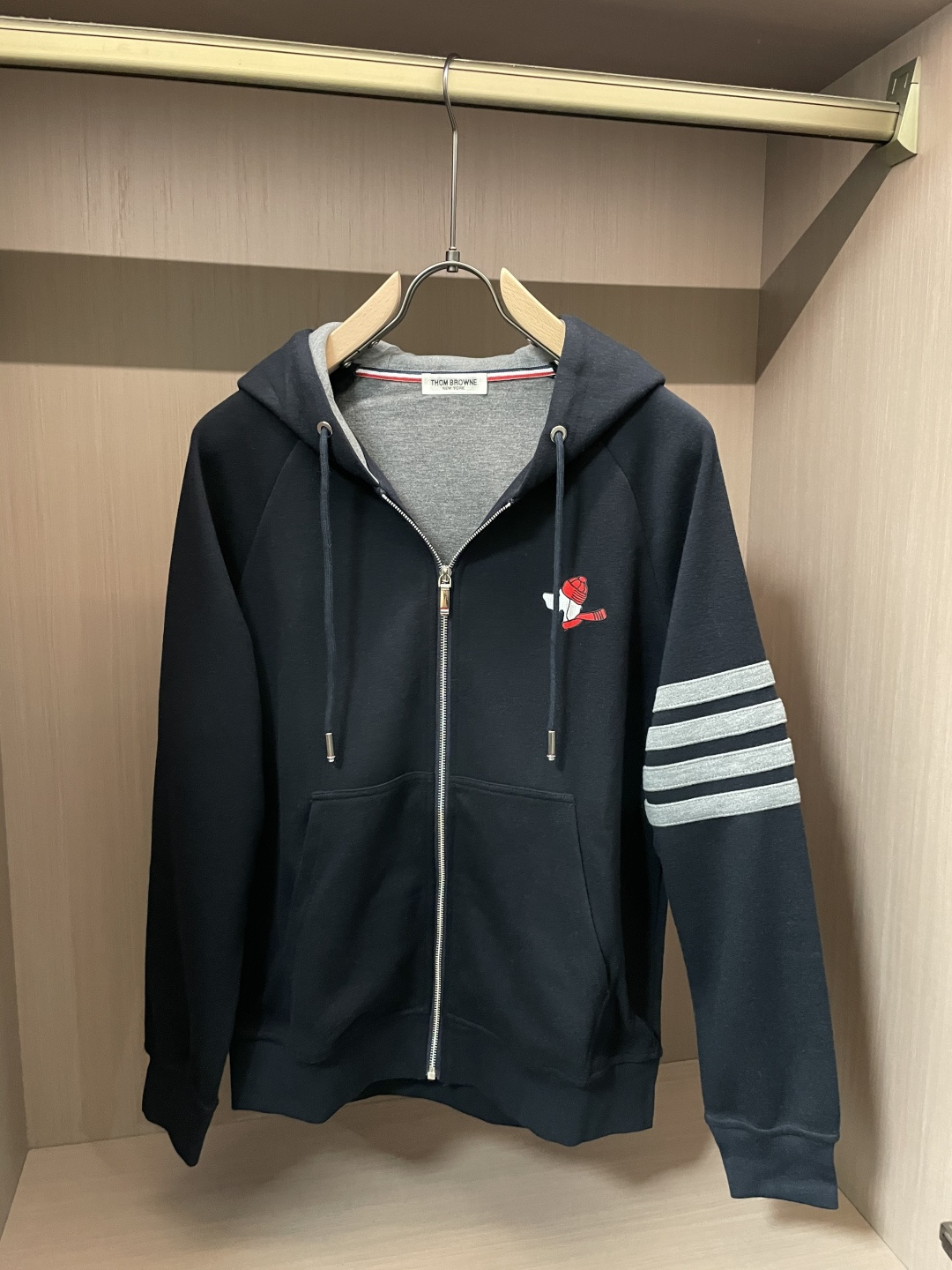 TB家 2025秋冬最新小狗绣标男士羊绒连帽卫衣，全拉链开身带帽款型，左胸极具创意的萌趣小狗刺绣，为整体