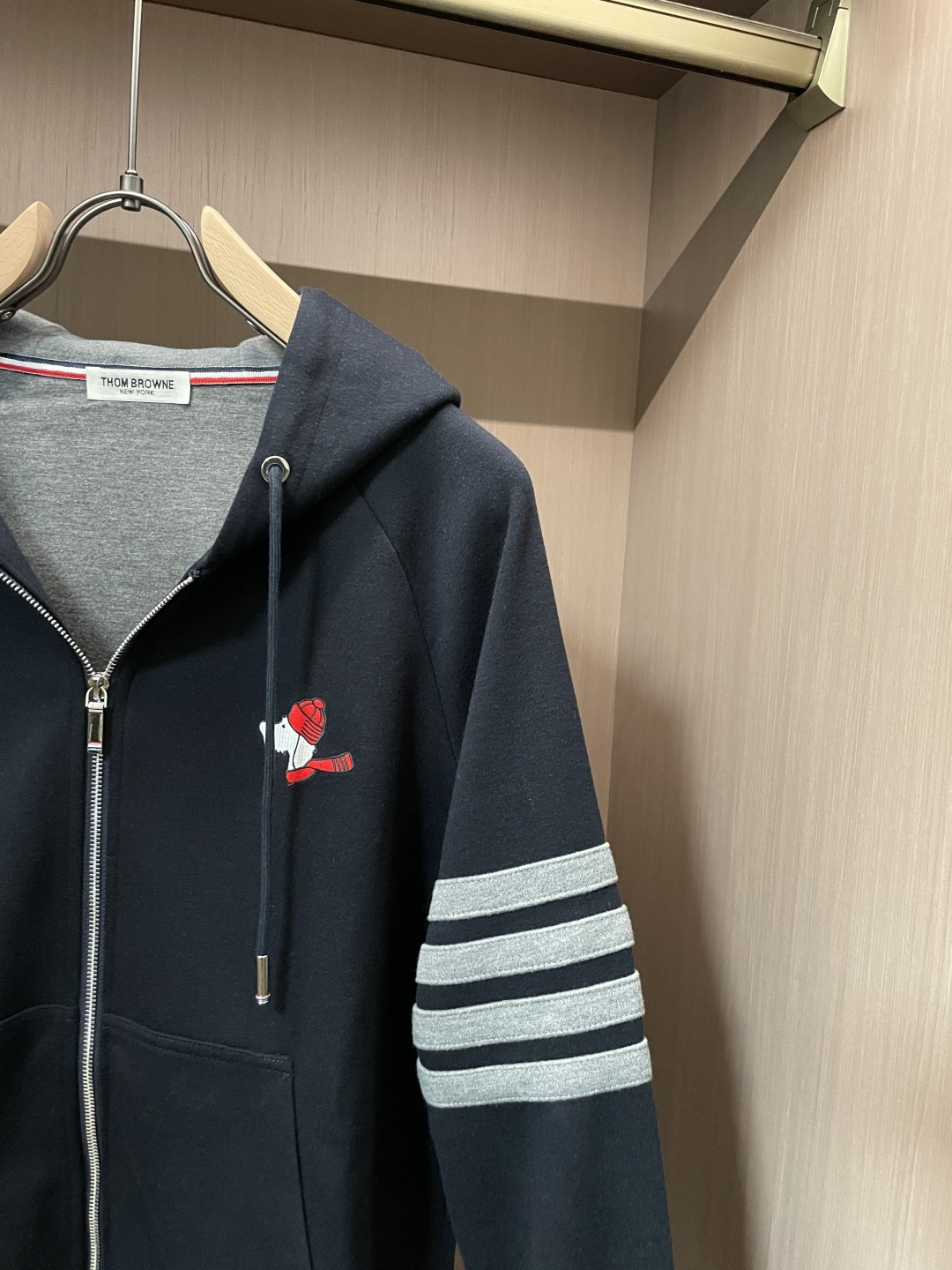 TB家 2025秋冬最新小狗绣标男士羊绒连帽卫衣，全拉链开身带帽款型，左胸极具创意的萌趣小狗刺绣，为整体