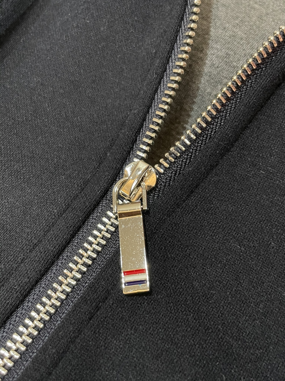 TB家 2025秋冬最新小狗绣标男士羊绒连帽卫衣，全拉链开身带帽款型，左胸极具创意的萌趣小狗刺绣，为整体