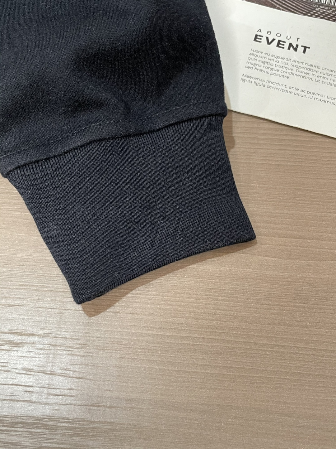 TB家 2025秋冬最新小狗绣标男士羊绒连帽卫衣，全拉链开身带帽款型，左胸极具创意的萌趣小狗刺绣，为整体