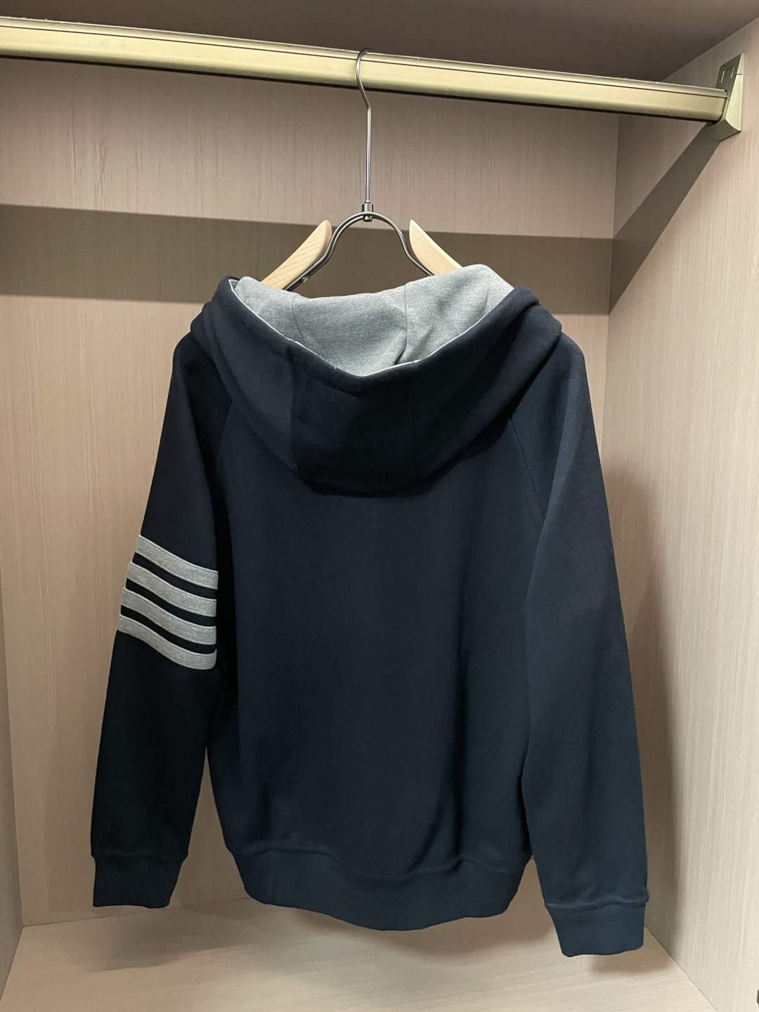 TB家 2025秋冬最新小狗绣标男士羊绒连帽卫衣，全拉链开身带帽款型，左胸极具创意的萌趣小狗刺绣，为整体