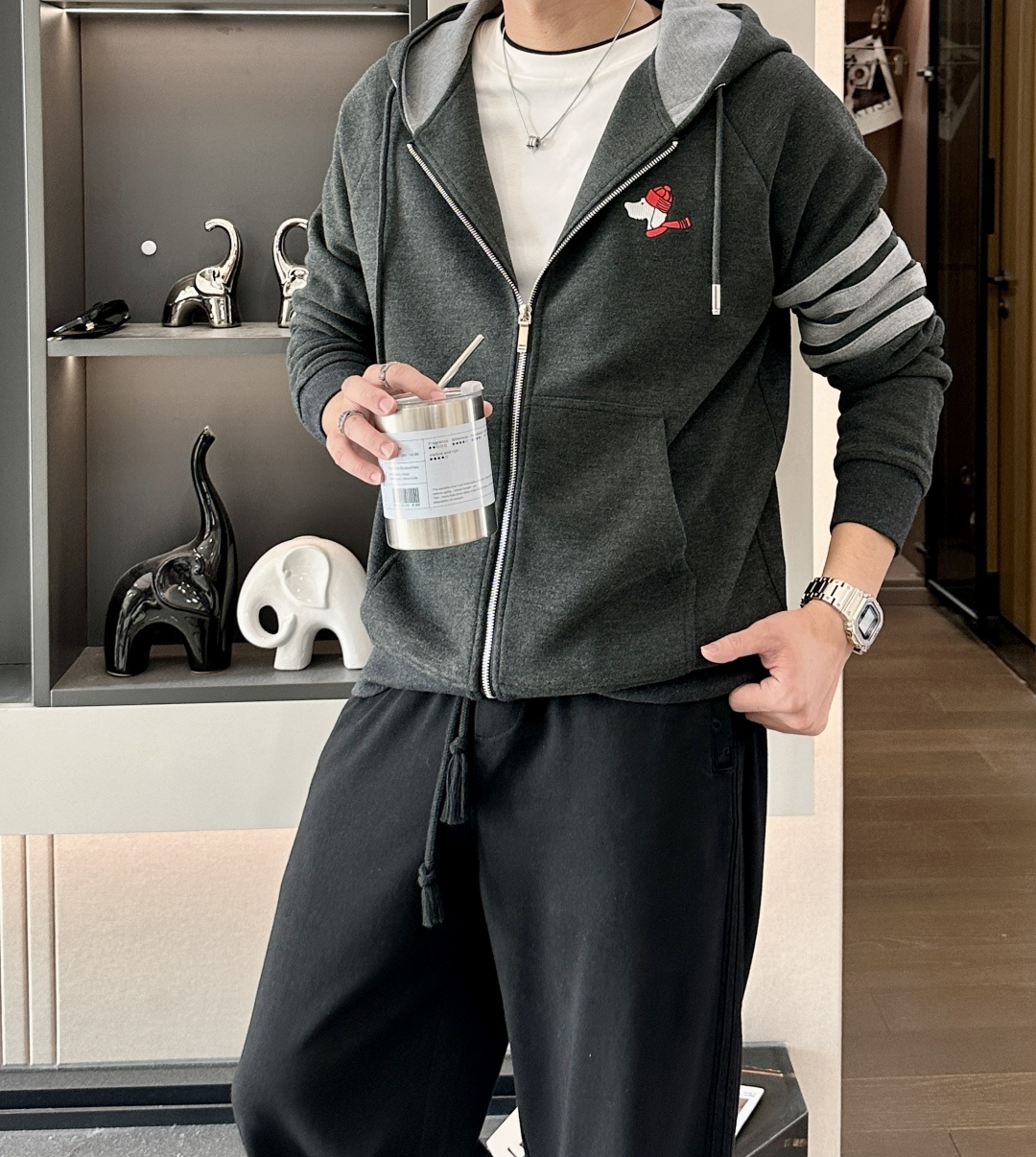 NO:625491,. TB Home  2025 autumn and winter latest men's cashmere hooded sweatshirt with puppy embroidery logo, full zipper hooded style, very creative cute puppy embroidery on the left chest, injecting liveliness into the whole, breaking the dullness, using high-end 3D three-dimensional embroidery technology, exquisite and layered, coupled with the classic 4 stripes on the left arm  The bar decoration and contrasting color splicing design are the finishing touch for recognition and have a strong sense of quality. The raglan sleeves are loose-fitting, casual and casual for daily wear alone, and the shirt underneath can give off a sophisticated and sophisticated feel. It can be worn easily whether it is commuting or going out on the weekend. The old style still looks good on girls, so you can wear it like that  Large and lazy high street fashion. The fabric is high-grade wool and cashmere blended composite fabric, with a woolen texture and good warmth retention. It has the velvety texture of a sweater and the skin-friendly comfort of a sweater. It feels soft and waxy without losing its backbone. It has good elasticity, natural stretchability when wearing, fine and delicate texture, and very high density.  It does not fade or deform after long-term wear and washing. Sizes M-XXL (the model is 172 cm and 148 pounds, and the L size is suitable). 2 colors: navy blue, dark grey, hoodie, sweatshirts, sweaters, shirts, hats, alexander  wang19860909. TB家 2025秋冬最新小狗绣标男士羊绒连帽卫衣,全拉链开身带帽款型,左胸极具创意的萌趣小狗刺绣,为整体注入活泼气息,打破沉闷,采用高端3D立体刺绣工艺,精致考究而富有层次感,再加上左侧手臂处经典的4条杠装饰,撞色拼接设计,是辨识度拉满的点睛之笔,品质感极强.插肩袖宽松版型,日常单穿休闲随性,内搭衬衫又能透出轻熟精致感,不管是通勤还是周末出街,都能轻松.old住风格,女生穿也一样好看,穿出那种宽大慵懒的高街时尚感.面料高档羊毛羊绒混纺复合面料,毛呢质感,保暖性较好,既有毛衣的绒绒质感,又有卫衣的亲肤舒适感,手感软糯,而又不失骨干,弹性好,穿着舒展性自然好,纹理细腻精致,密度非常得高,久穿久洗不褪色不变形.尺码M-XXL（模特172厘米148斤试穿L码合适）2个颜色藏蓝,深灰,,hoodie,sweatshirts,sweaters,shirts,hats,alexander wang,Men's clothing