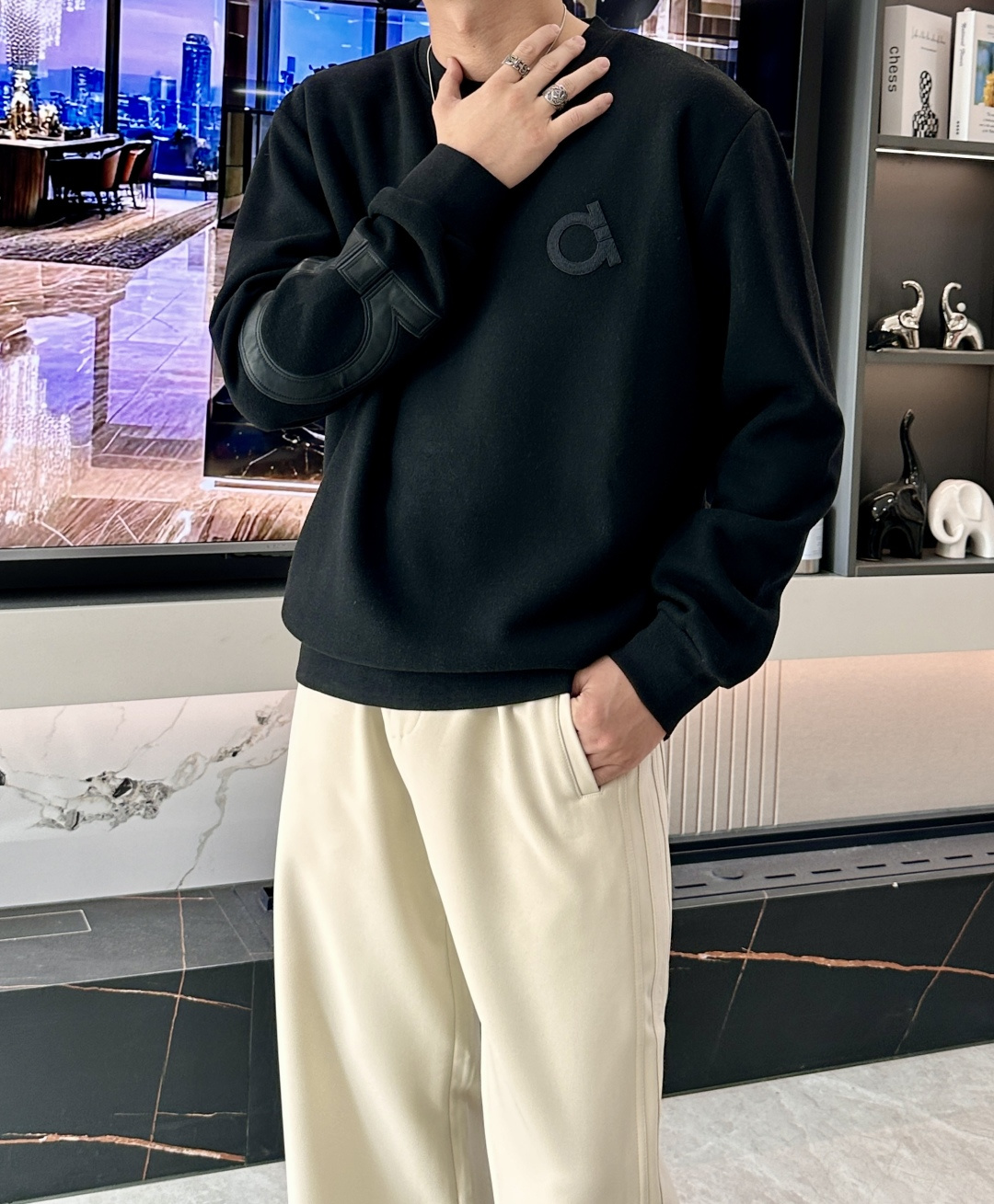 NO:625497,. Fila's House  The latest men's cashmere round-neck sweatshirt with circle embroidery logo in the autumn and winter of 2025. The iconic circle logo on the left chest uses 3D three-dimensional embroidery technology, which is exquisite and layered. It echoes the laser embroidered logo on the right arm. It is made of washed lambskin imported from Australia. It has a strong texture and is designed to match the color of the clothes.  It seems low-key and simple, but in fact it shows a unique sense of high-end and strong aura, with a high degree of brand identity. It has a slightly loose basic version, which can be worn by no one. The upper body has accents and connotations, and is full of style. It can be worn alone in spring and autumn, and can be worn with various coats or down jackets in winter. No matter how it is paired, it is a handsome top male god style!  !  The fabric is a high-grade wool and cashmere blended composite fabric with a woolen texture and good warmth retention. It has the velvety texture of a sweater and the skin-friendly comfort of a sweater. It feels soft and waxy without losing its backbone. It has good elasticity, natural stretchability when wearing, fine and delicate texture, and very high density.  It is high, can be worn and washed for a long time, does not fade or deform. Sizes M-XXL (the model is 172 cm and 148 pounds, and the L size is suitable). 2 colors: black, bean paste green, hoodie, sweatshirts, sweaters, down  jacket,sheepskin,alexander wang19860909. 菲拉家 2025秋冬最新圆圈绣标男士羊绒圆领卫衣,左胸标志性圆圈Logo徽标,采用3D立体刺绣工艺,精致考究而富有层次感,与右侧手臂的激光贴皮绣Logo相呼应,澳洲进口水洗小羊皮制作,质感极强,且都采用与衣服配色的设计,看似低调简约,实则展现出与众不同的高级感和强大气场,品牌标识度极高.略带宽松的基础版型,不挑人穿,上身有腔调有内涵,逼格满满,春秋季可直接单穿,冬季可外搭各式大衣或者羽绒服,无论怎么搭配都帅气逼人的顶级男神范儿！！面料高档羊毛羊绒混纺复合面料,毛呢质感,保暖性较好,既有毛衣的绒绒质感,又有卫衣的亲肤舒适感,手感软糯,而又不失骨干,弹性好,穿着舒展性自然好,纹理细腻精致,密度非常得高,久穿久洗不褪色不变形.尺码M-XXL（模特172厘米148斤试穿L码合适）2个颜色黑色,豆沙绿,,hoodie,sweatshirts,sweaters,down jacket,sheepskin,alexander wang,Men's clothing