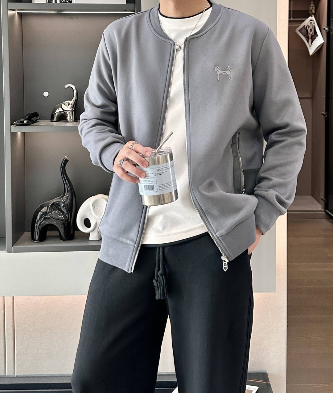 NO:625504,. Love Horse Home  The latest men's baseball collar sweatshirt with horse embroidery logo in the autumn and winter of 2025, a full-zip open jacket style, a stylish baseball collar, and a very representative horse embroidery on the chest. It is small and exquisite, low-key and simple, echoing the leather-decorated zipper pockets on both sides of the waist (made with washed lambskin imported from Australia, very soft  It is very delicate and has been washed, so you can just flip it over and throw it in the washing machine for washing). It looks like an ordinary jacket, but it has a high-end sense and strong aura of a big-name brand. The details and workmanship are exquisite and impeccable. The upper body is capable and stylish, showing style and taste. It can easily cope with various occasions, whether it is business commuting or  It can be matched casually for daily casual use, and it will make your personal image look particularly outstanding. It is highly recommended by mature and stable urban successful men. The hardware details are all high-end and high-end. The exclusive original fabric of Aima is special combed long-staple cotton, which even feels a bit woolen. It is very delicate and soft, comfortable and skin-friendly; you will feel upright when wearing it.  It has a backbone and has excellent stretchability; the texture is precise, tight, and elastic, and will not fade or deform after long-lasting wear and washing. Sizes M-XXL (172 cm and 148 pounds try on L size) 2 colors: black, gray, hermes, hoodie, sweatshirts, jackets  & coats,sheepskin,alexander wang19860909. 爱马家 2025年秋冬最新骏马绣标男士棒球领卫衣,全拉链开身外套款型,洋气的棒球领,搭配胸前极具代表性的骏马刺绣,小巧精致,低调简约,与两侧腰间真皮装饰的拉链口袋相呼应（采用澳洲进口水洗小羊皮匠心制作,很柔软很细腻,而且已经水洗过,大家放心翻转丢洗衣机洗涤即可）,看似一款普普通通的外套,却极具大牌的高级感和强大气场,细节做工都精致到无可挑剔,上身干练有型,尽显逼格与品位,可轻松应对各种场合,无论商务通勤,还是日常休闲都可以随意搭配,都会使个人形象显得尤为出色,成熟稳重的都市成功男士强烈推荐,五金细节全品相高端尚品.爱马独家原版面料特种精梳长绒棉,摸上去甚至有点毛呢的感觉,非常细腻柔软,舒适亲肤；穿上身挺括有骨干,且舒展性极好；纹理精密紧致,有弹性,久穿久洗不褪色不变形尺码M-XXL（172厘米148斤试穿L码合适）2个颜色黑色,灰色,,hermes,hoodie,sweatshirts,jackets & coats,sheepskin,alexander wang,Men's clothing