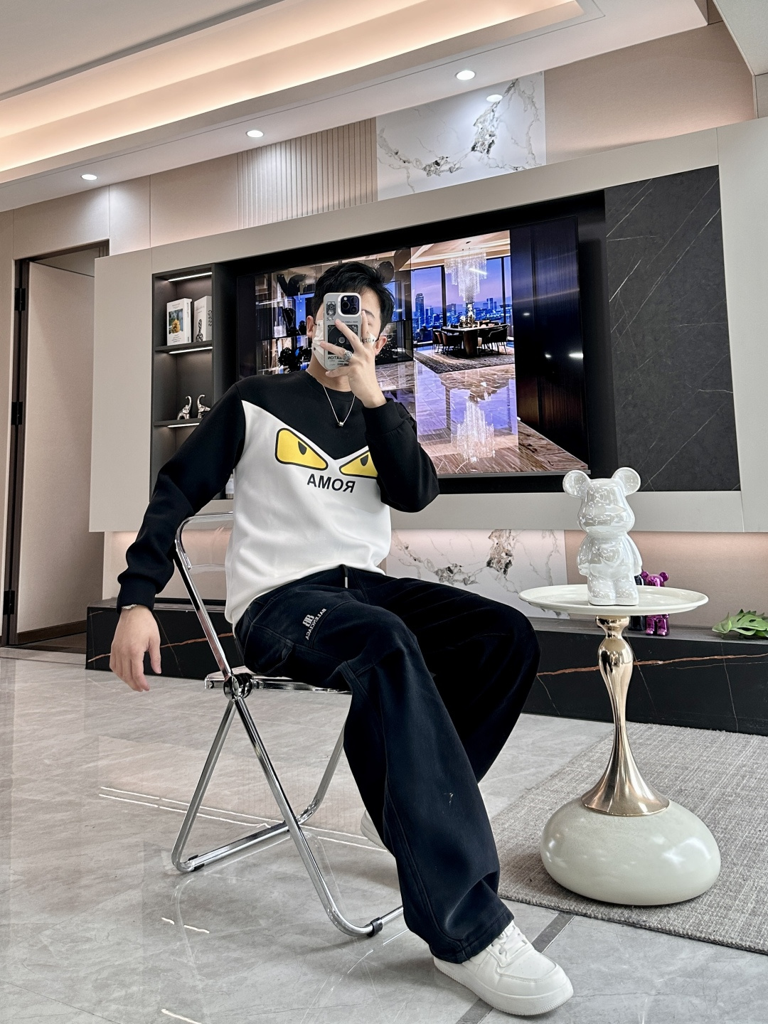 . 
P170
FD  圆领套头卫衣；经典套头男女同款，简约大气系列单品，低调奢华大气百搭款！

卫衣选用客供100%高克重棉质面料精制而成，内里紧密且既极具亲肤感的，井然有序的排列着，手感超级柔软细腻舒适，面料质感堪称顶级！低调且辨识度十足，彰显品牌独有的时尚魅力值！版型上身标准中性的款式，超级百搭好穿，男女都可轻松上身演绎，打造出最简约流行的主流

尺码：XS-L


