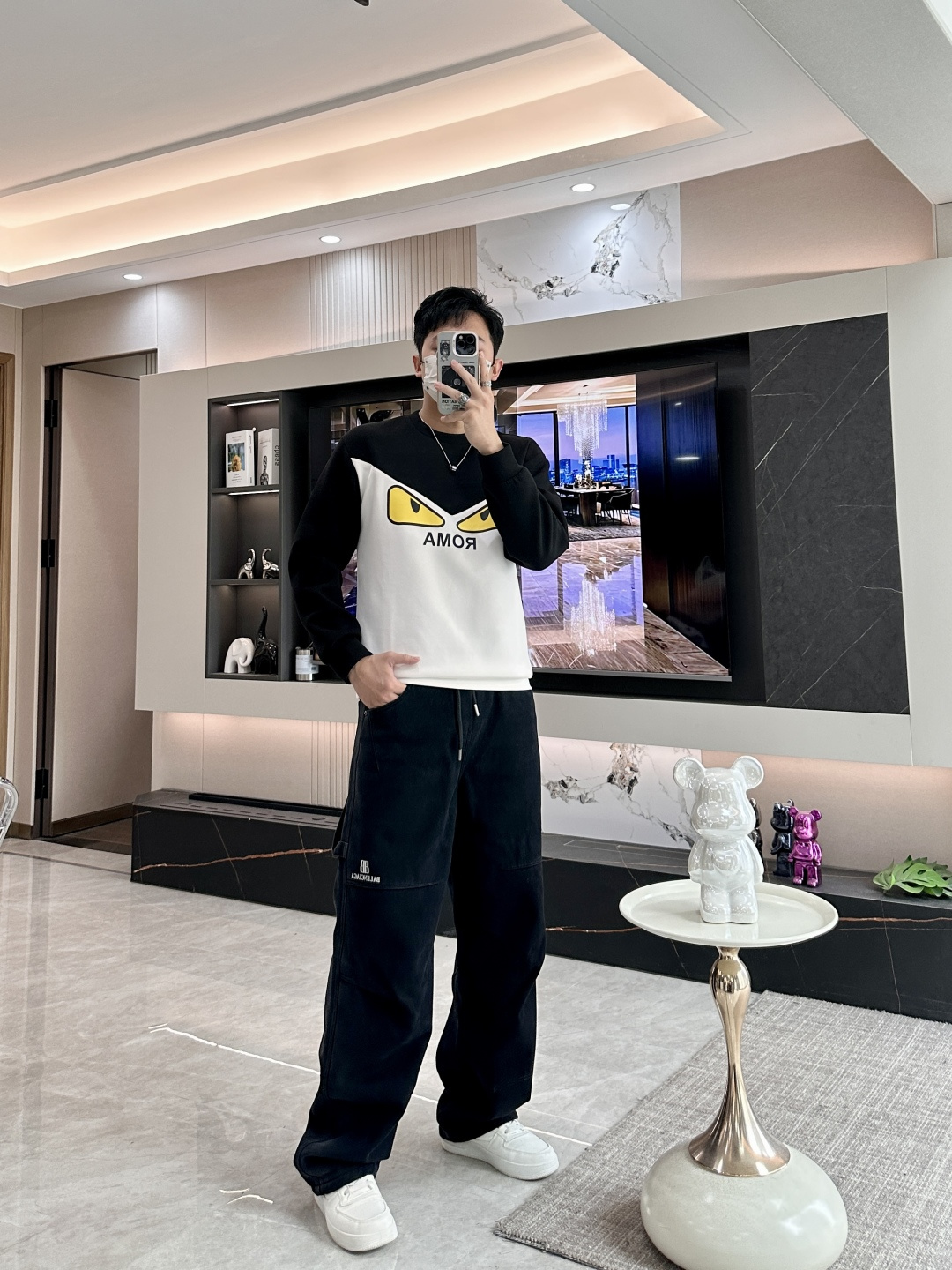 . 
P170
FD  圆领套头卫衣；经典套头男女同款，简约大气系列单品，低调奢华大气百搭款！

卫衣选用客供100%高克重棉质面料精制而成，内里紧密且既极具亲肤感的，井然有序的排列着，手感超级柔软细腻舒适，面料质感堪称顶级！低调且辨识度十足，彰显品牌独有的时尚魅力值！版型上身标准中性的款式，超级百搭好穿，男女都可轻松上身演绎，打造出最简约流行的主流

尺码：XS-L


