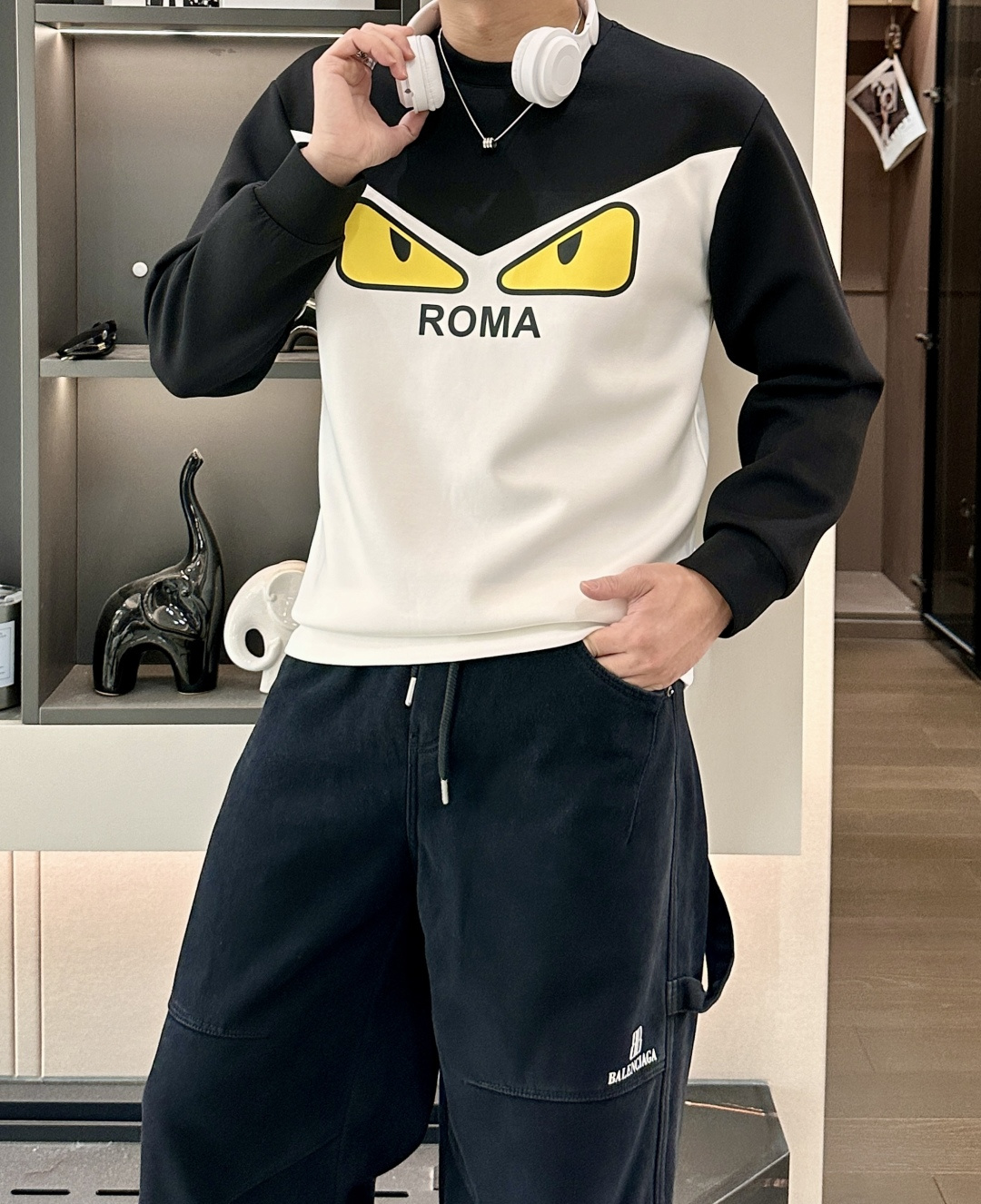 . 
P170
FD  圆领套头卫衣；经典套头男女同款，简约大气系列单品，低调奢华大气百搭款！

卫衣选用客供100%高克重棉质面料精制而成，内里紧密且既极具亲肤感的，井然有序的排列着，手感超级柔软细腻舒适，面料质感堪称顶级！低调且辨识度十足，彰显品牌独有的时尚魅力值！版型上身标准中性的款式，超级百搭好穿，男女都可轻松上身演绎，打造出最简约流行的主流

尺码：XS-L


