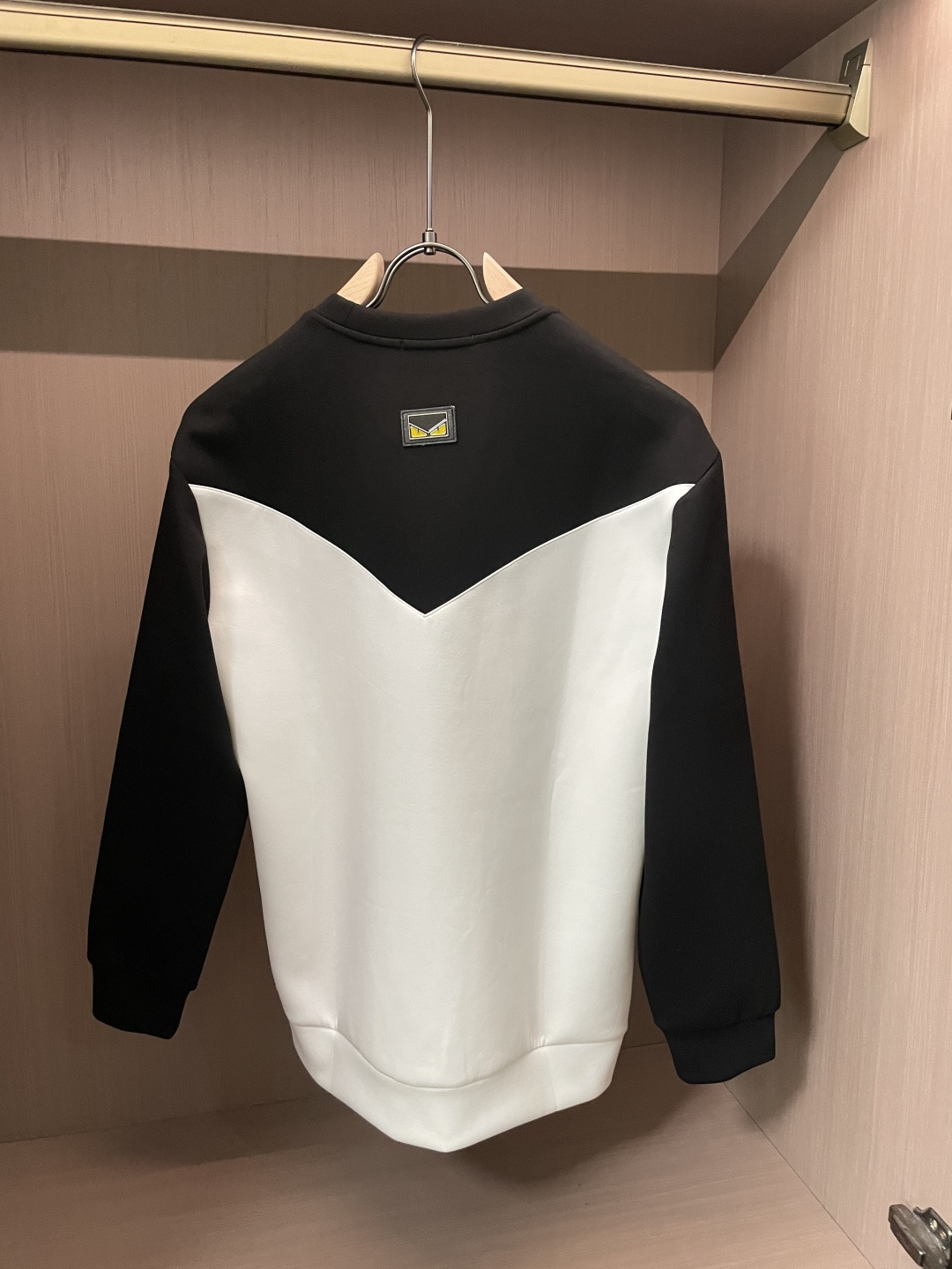 . 
P170
FD  圆领套头卫衣；经典套头男女同款，简约大气系列单品，低调奢华大气百搭款！

卫衣选用客供100%高克重棉质面料精制而成，内里紧密且既极具亲肤感的，井然有序的排列着，手感超级柔软细腻舒适，面料质感堪称顶级！低调且辨识度十足，彰显品牌独有的时尚魅力值！版型上身标准中性的款式，超级百搭好穿，男女都可轻松上身演绎，打造出最简约流行的主流

尺码：XS-L


