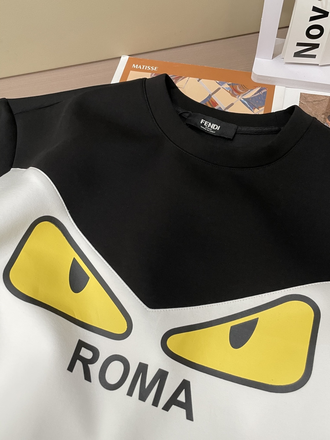 . 
P170
FD  圆领套头卫衣；经典套头男女同款，简约大气系列单品，低调奢华大气百搭款！

卫衣选用客供100%高克重棉质面料精制而成，内里紧密且既极具亲肤感的，井然有序的排列着，手感超级柔软细腻舒适，面料质感堪称顶级！低调且辨识度十足，彰显品牌独有的时尚魅力值！版型上身标准中性的款式，超级百搭好穿，男女都可轻松上身演绎，打造出最简约流行的主流

尺码：XS-L


