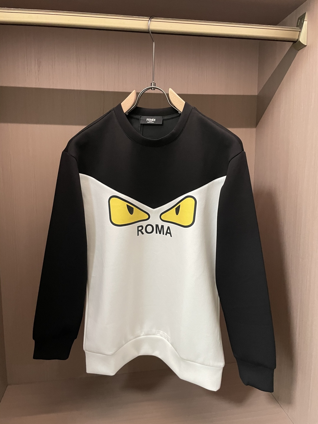 . 
P170
FD  圆领套头卫衣；经典套头男女同款，简约大气系列单品，低调奢华大气百搭款！

卫衣选用客供100%高克重棉质面料精制而成，内里紧密且既极具亲肤感的，井然有序的排列着，手感超级柔软细腻舒适，面料质感堪称顶级！低调且辨识度十足，彰显品牌独有的时尚魅力值！版型上身标准中性的款式，超级百搭好穿，男女都可轻松上身演绎，打造出最简约流行的主流

尺码：XS-L


