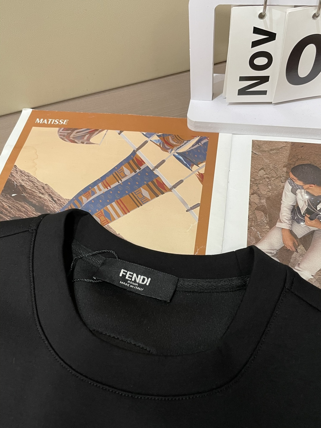 . 
P170
FD  圆领套头卫衣；经典套头男女同款，简约大气系列单品，低调奢华大气百搭款！

卫衣选用客供100%高克重棉质面料精制而成，内里紧密且既极具亲肤感的，井然有序的排列着，手感超级柔软细腻舒适，面料质感堪称顶级！低调且辨识度十足，彰显品牌独有的时尚魅力值！版型上身标准中性的款式，超级百搭好穿，男女都可轻松上身演绎，打造出最简约流行的主流

尺码：XS-L


