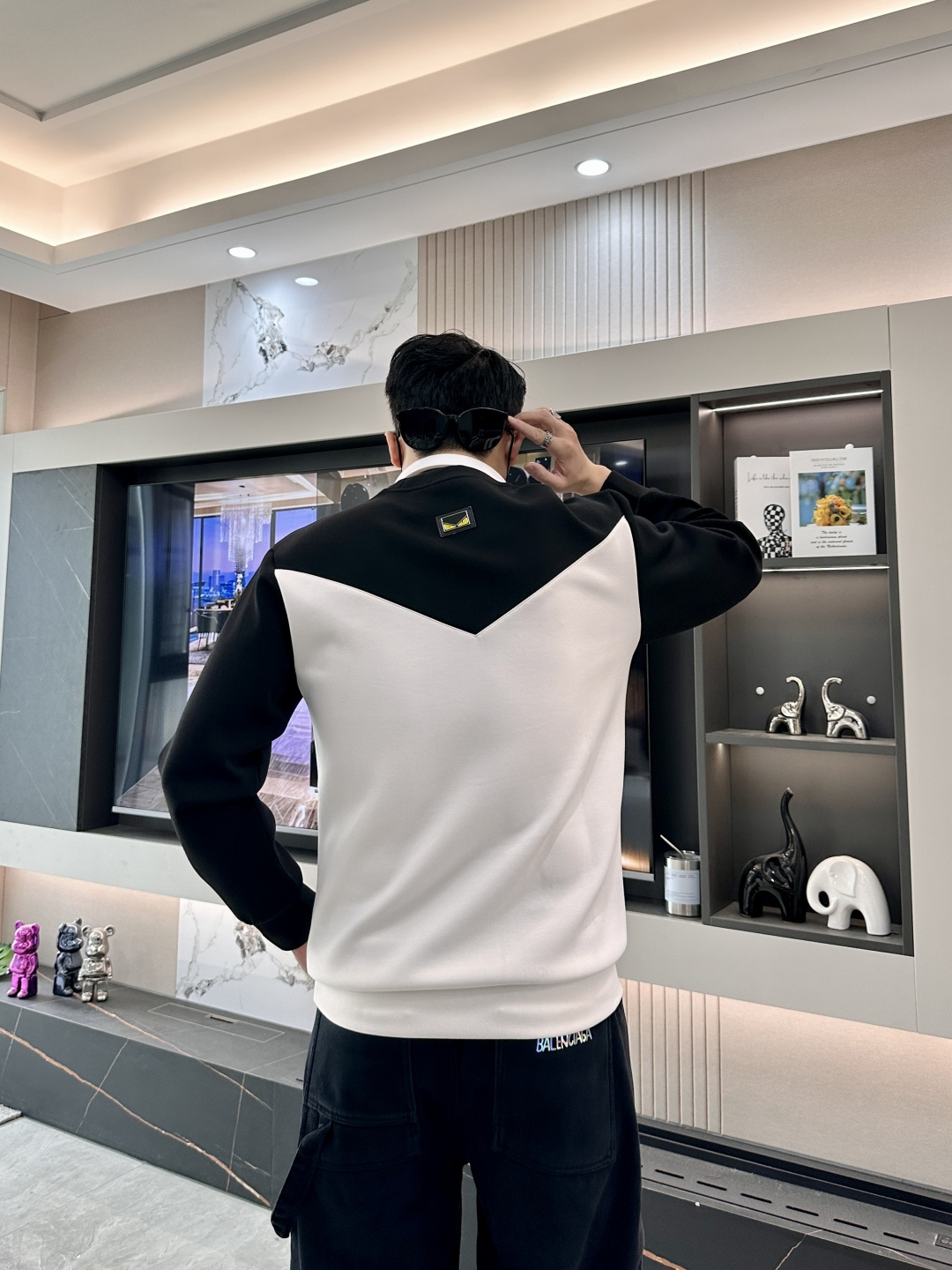 . 
P170
FD  圆领套头卫衣；经典套头男女同款，简约大气系列单品，低调奢华大气百搭款！

卫衣选用客供100%高克重棉质面料精制而成，内里紧密且既极具亲肤感的，井然有序的排列着，手感超级柔软细腻舒适，面料质感堪称顶级！低调且辨识度十足，彰显品牌独有的时尚魅力值！版型上身标准中性的款式，超级百搭好穿，男女都可轻松上身演绎，打造出最简约流行的主流

尺码：XS-L


