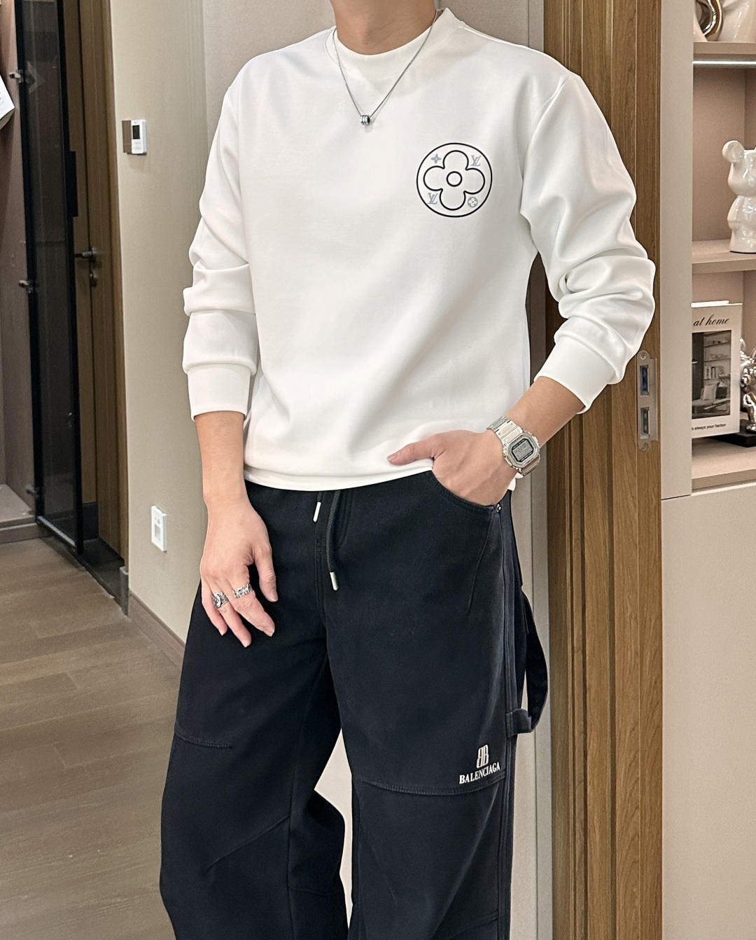 NO:657698,. Lv round neck pullover sweatshirt; classic pullover for men and women, simple and elegant series of items, low-key, luxurious and versatile!  The sweatshirt is made of high-weight cotton fabrics supplied by customers. The lining is tight and very skin-friendly. It is arranged in an orderly manner. It feels super soft, delicate and comfortable, and the fabric texture is top-notch!  Low-key and highly recognizable, it highlights the brand’s unique fashion charm!  The upper body is a standard unisex style, which is super versatile and easy to wear. It can be easily worn by both men and women, creating the most simple and popular mainstream. Sizes XS-L, Louis Vuitton, hoodie, sweatshirts, alexander wang19860909.  Lv 圆领套头卫衣；经典套头男女同款,简约大气系列单品,低调奢华大气百搭款！ 卫衣选用客供高克重棉质面料精制而成,内里紧密且既极具亲肤感的,井然有序的排列着,手感超级柔软细腻舒适,面料质感堪称顶级！低调且辨识度十足,彰显品牌独有的时尚魅力值！版型上身标准中性的款式,超级百搭好穿,男女都可轻松上身演绎,打造出最简约流行的主流 尺码XS-L,,louis vuitton,hoodie,sweatshirts,alexander wang,Men's clothing