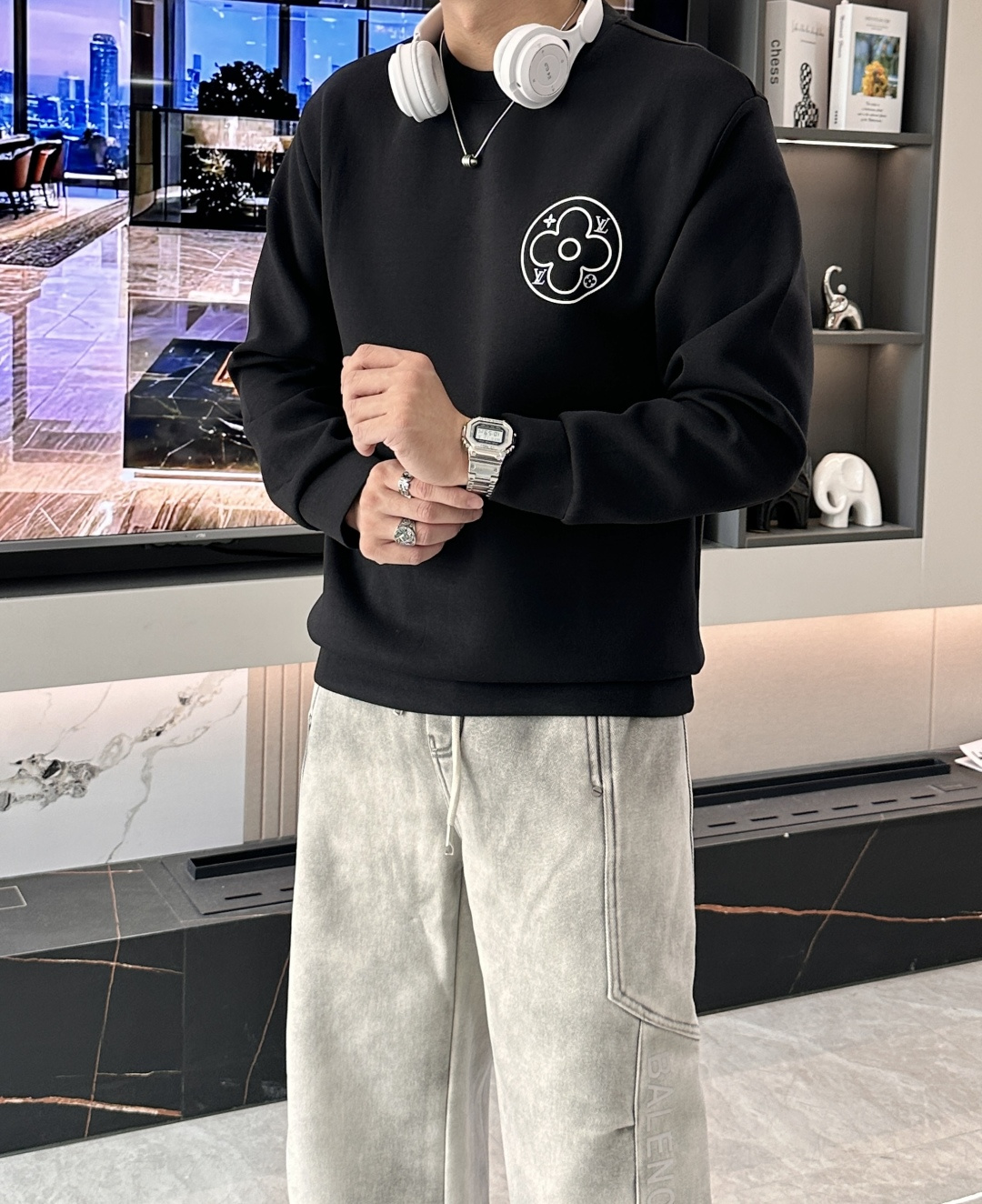 NO:657703,. lv round neck pullover sweatshirt; classic pullover for men and women, simple and elegant series of items, low-key, luxurious and versatile!  The sweatshirt is made of high-weight cotton fabrics supplied by customers. The lining is tight and very skin-friendly. It is arranged in an orderly manner. It feels super soft, delicate and comfortable, and the fabric texture is top-notch!  Low-key and highly recognizable, it highlights the brand’s unique fashion charm!  The upper body is a standard unisex style, which is super versatile and easy to wear. It can be easily worn by both men and women, creating the most simple and popular mainstream. Sizes XS-L, Louis Vuitton, hoodie, sweatshirts, alexander wang19860909.  lv 圆领套头卫衣；经典套头男女同款,简约大气系列单品,低调奢华大气百搭款！ 卫衣选用客供高克重棉质面料精制而成,内里紧密且既极具亲肤感的,井然有序的排列着,手感超级柔软细腻舒适,面料质感堪称顶级！低调且辨识度十足,彰显品牌独有的时尚魅力值！版型上身标准中性的款式,超级百搭好穿,男女都可轻松上身演绎,打造出最简约流行的主流 尺码XS-L,,louis vuitton,hoodie,sweatshirts,alexander wang,Men's clothing