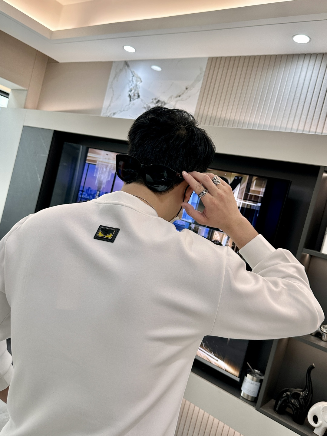 . 
P170
FD  圆领套头卫衣；经典套头男女同款，简约大气系列单品，低调奢华大气百搭款！

卫衣选用客供100%高克重棉质面料精制而成，内里紧密且既极具亲肤感的，井然有序的排列着，手感超级柔软细腻舒适，面料质感堪称顶级！低调且辨识度十足，彰显品牌独有的时尚魅力值！版型上身标准中性的款式，超级百搭好穿，男女都可轻松上身演绎，打造出最简约流行的主流

尺码：XS-L


