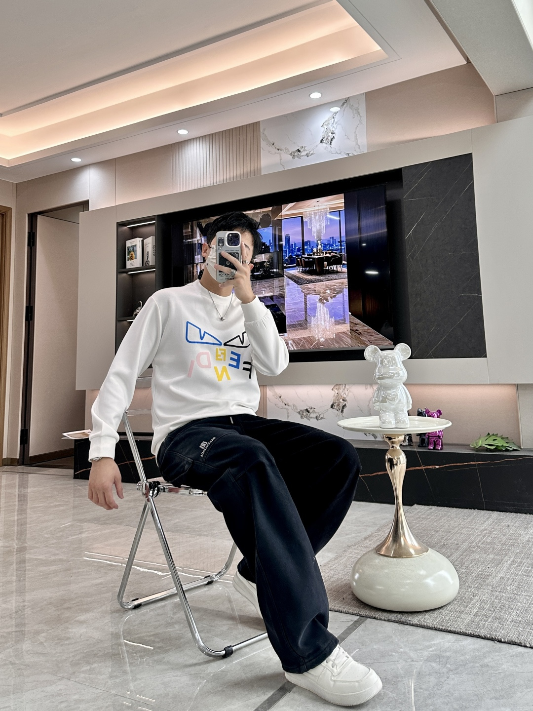 . 
P170
FD  圆领套头卫衣；经典套头男女同款，简约大气系列单品，低调奢华大气百搭款！

卫衣选用客供100%高克重棉质面料精制而成，内里紧密且既极具亲肤感的，井然有序的排列着，手感超级柔软细腻舒适，面料质感堪称顶级！低调且辨识度十足，彰显品牌独有的时尚魅力值！版型上身标准中性的款式，超级百搭好穿，男女都可轻松上身演绎，打造出最简约流行的主流

尺码：XS-L


