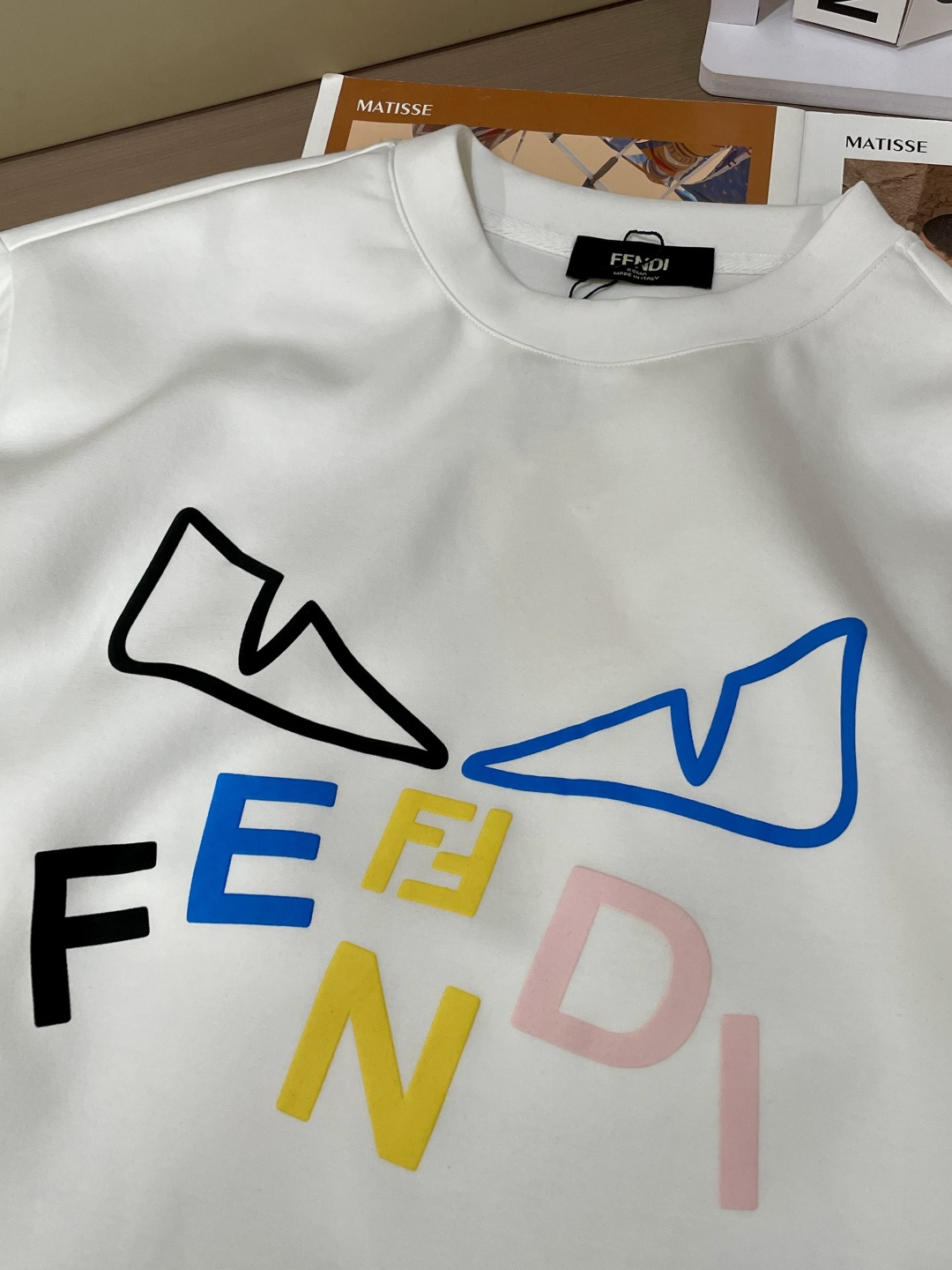 . 
P170
FD  圆领套头卫衣；经典套头男女同款，简约大气系列单品，低调奢华大气百搭款！

卫衣选用客供100%高克重棉质面料精制而成，内里紧密且既极具亲肤感的，井然有序的排列着，手感超级柔软细腻舒适，面料质感堪称顶级！低调且辨识度十足，彰显品牌独有的时尚魅力值！版型上身标准中性的款式，超级百搭好穿，男女都可轻松上身演绎，打造出最简约流行的主流

尺码：XS-L


