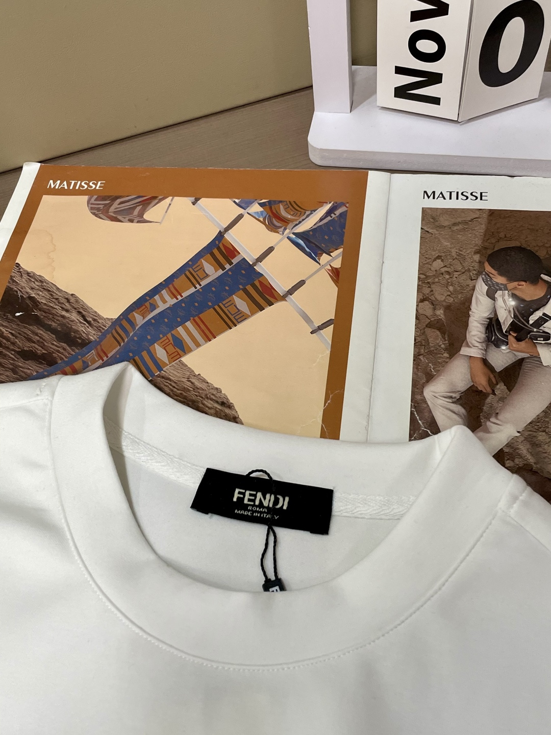 . 
P170
FD  圆领套头卫衣；经典套头男女同款，简约大气系列单品，低调奢华大气百搭款！

卫衣选用客供100%高克重棉质面料精制而成，内里紧密且既极具亲肤感的，井然有序的排列着，手感超级柔软细腻舒适，面料质感堪称顶级！低调且辨识度十足，彰显品牌独有的时尚魅力值！版型上身标准中性的款式，超级百搭好穿，男女都可轻松上身演绎，打造出最简约流行的主流

尺码：XS-L


