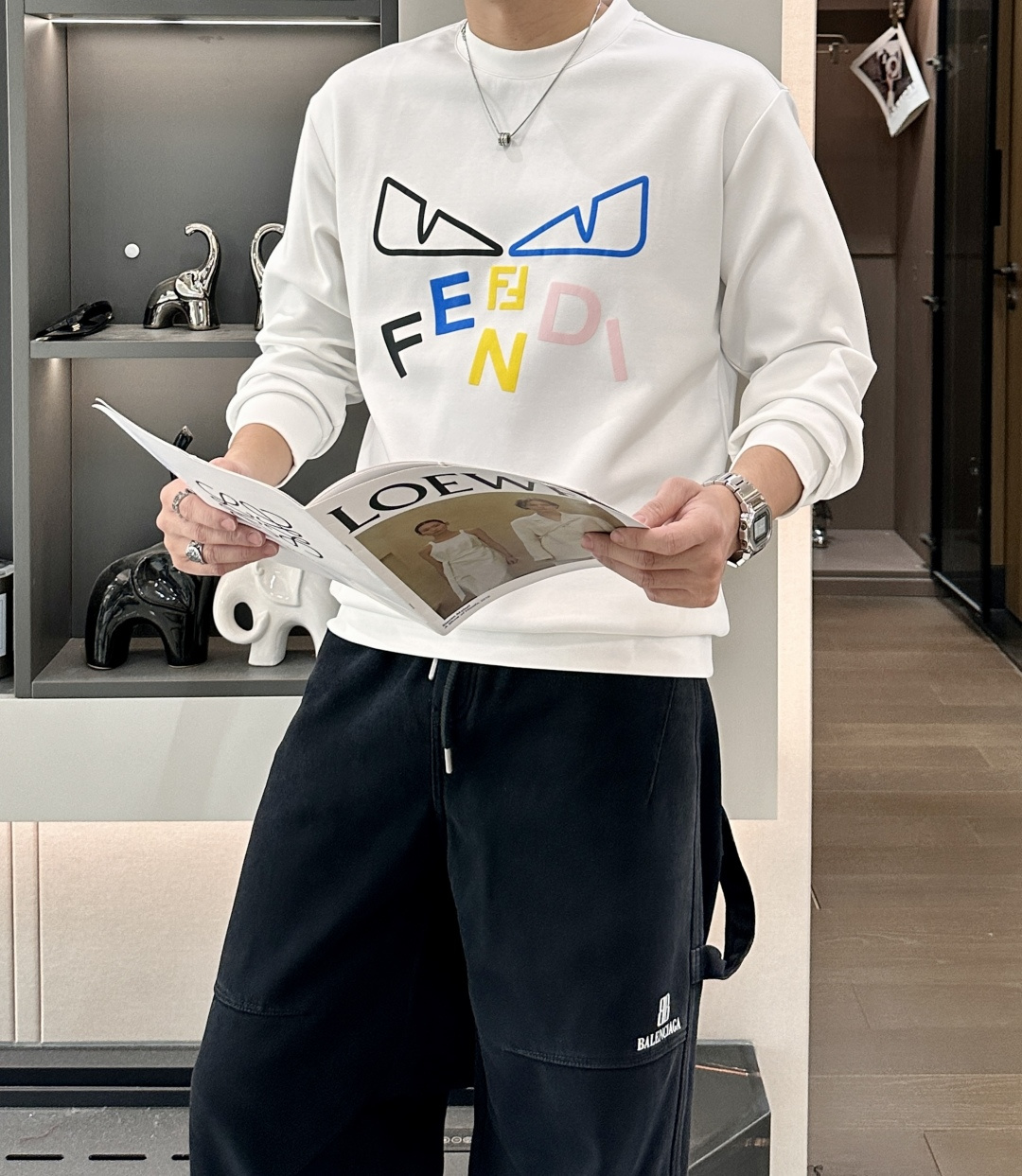 . 
P170
FD  圆领套头卫衣；经典套头男女同款，简约大气系列单品，低调奢华大气百搭款！

卫衣选用客供100%高克重棉质面料精制而成，内里紧密且既极具亲肤感的，井然有序的排列着，手感超级柔软细腻舒适，面料质感堪称顶级！低调且辨识度十足，彰显品牌独有的时尚魅力值！版型上身标准中性的款式，超级百搭好穿，男女都可轻松上身演绎，打造出最简约流行的主流

尺码：XS-L


