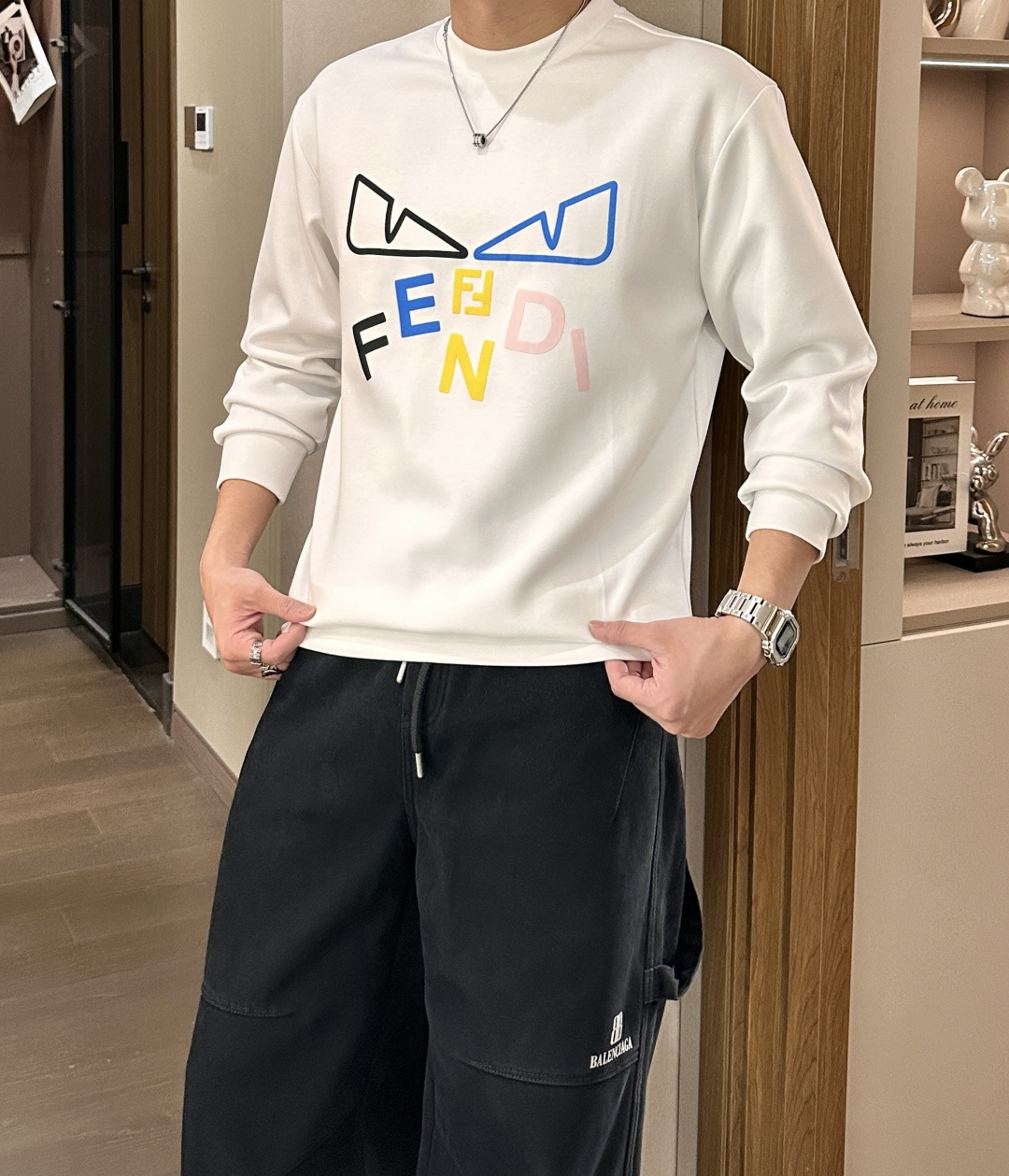 . 
P170
FD  圆领套头卫衣；经典套头男女同款，简约大气系列单品，低调奢华大气百搭款！

卫衣选用客供100%高克重棉质面料精制而成，内里紧密且既极具亲肤感的，井然有序的排列着，手感超级柔软细腻舒适，面料质感堪称顶级！低调且辨识度十足，彰显品牌独有的时尚魅力值！版型上身标准中性的款式，超级百搭好穿，男女都可轻松上身演绎，打造出最简约流行的主流

尺码：XS-L


