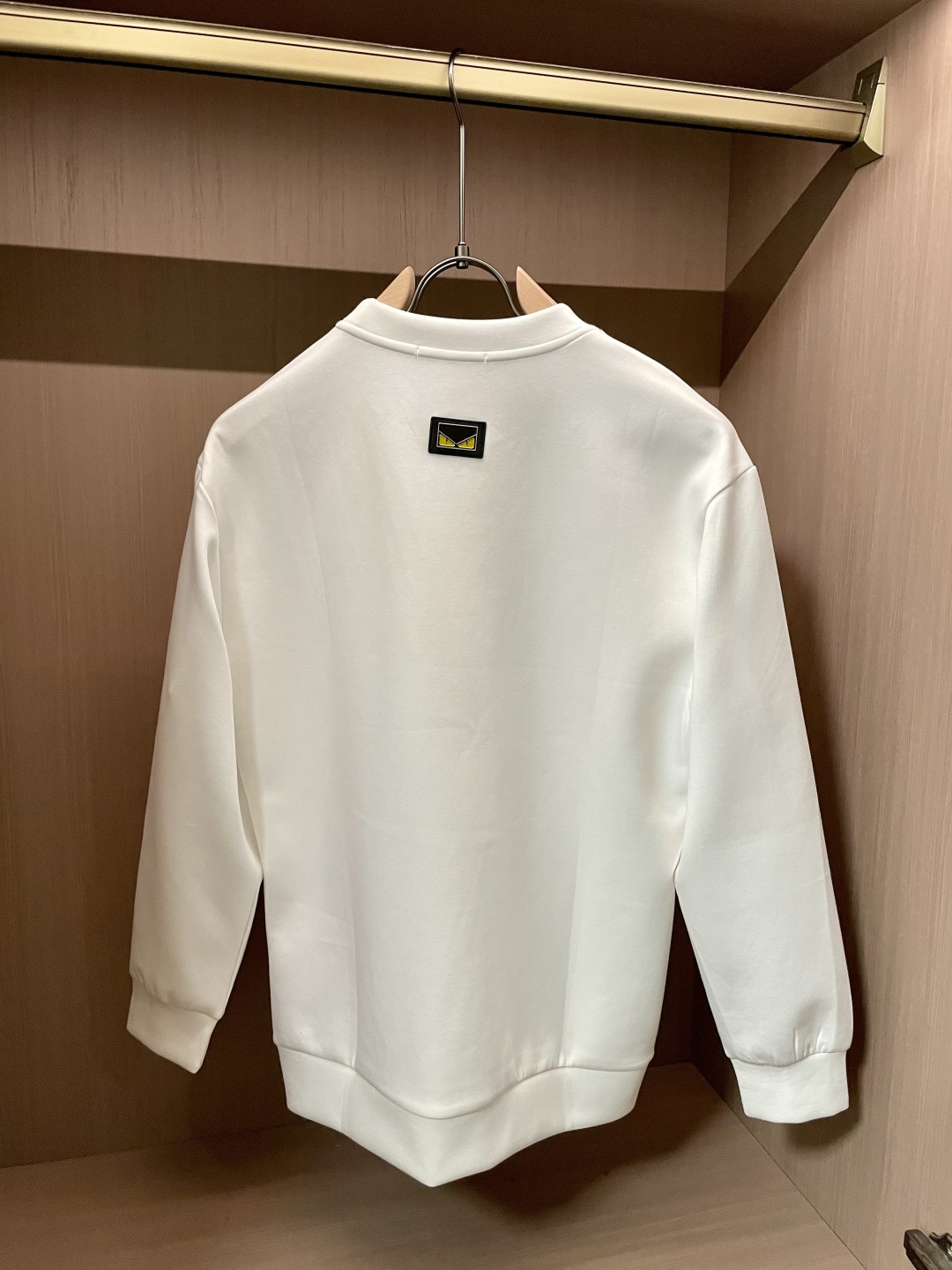 . 
P170
FD  圆领套头卫衣；经典套头男女同款，简约大气系列单品，低调奢华大气百搭款！

卫衣选用客供100%高克重棉质面料精制而成，内里紧密且既极具亲肤感的，井然有序的排列着，手感超级柔软细腻舒适，面料质感堪称顶级！低调且辨识度十足，彰显品牌独有的时尚魅力值！版型上身标准中性的款式，超级百搭好穿，男女都可轻松上身演绎，打造出最简约流行的主流

尺码：XS-L


