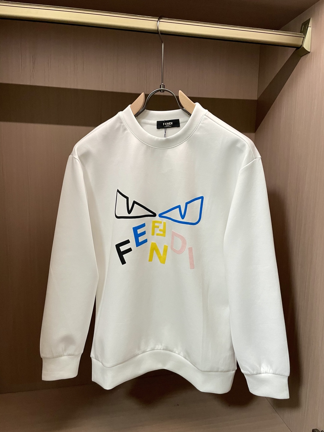 . 
P170
FD  圆领套头卫衣；经典套头男女同款，简约大气系列单品，低调奢华大气百搭款！

卫衣选用客供100%高克重棉质面料精制而成，内里紧密且既极具亲肤感的，井然有序的排列着，手感超级柔软细腻舒适，面料质感堪称顶级！低调且辨识度十足，彰显品牌独有的时尚魅力值！版型上身标准中性的款式，超级百搭好穿，男女都可轻松上身演绎，打造出最简约流行的主流

尺码：XS-L


