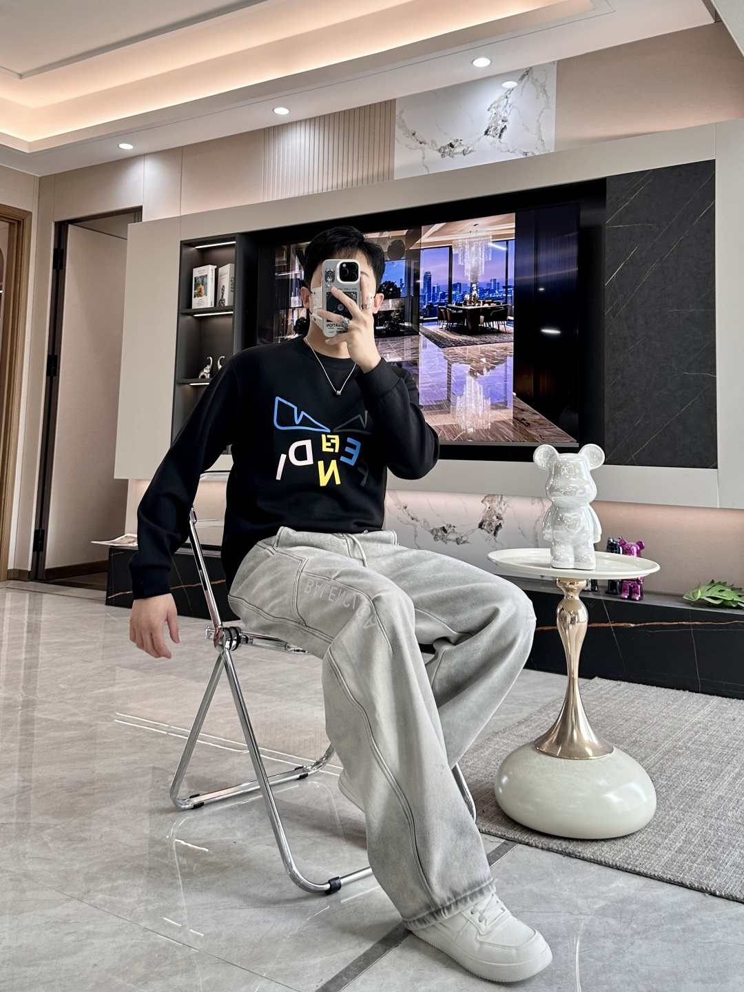 . 
P170
FD  圆领套头卫衣；经典套头男女同款，简约大气系列单品，低调奢华大气百搭款！

卫衣选用客供100%高克重棉质面料精制而成，内里紧密且既极具亲肤感的，井然有序的排列着，手感超级柔软细腻舒适，面料质感堪称顶级！低调且辨识度十足，彰显品牌独有的时尚魅力值！版型上身标准中性的款式，超级百搭好穿，男女都可轻松上身演绎，打造出最简约流行的主流

尺码：XS-L


