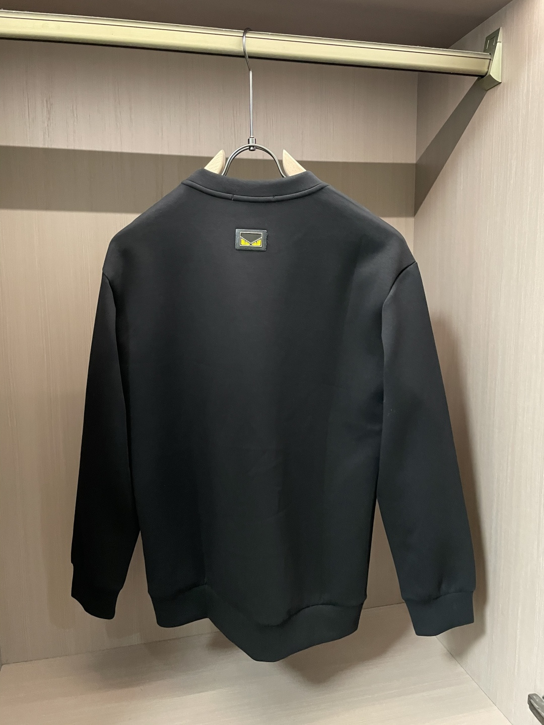 . 
P170
FD  圆领套头卫衣；经典套头男女同款，简约大气系列单品，低调奢华大气百搭款！

卫衣选用客供100%高克重棉质面料精制而成，内里紧密且既极具亲肤感的，井然有序的排列着，手感超级柔软细腻舒适，面料质感堪称顶级！低调且辨识度十足，彰显品牌独有的时尚魅力值！版型上身标准中性的款式，超级百搭好穿，男女都可轻松上身演绎，打造出最简约流行的主流

尺码：XS-L


