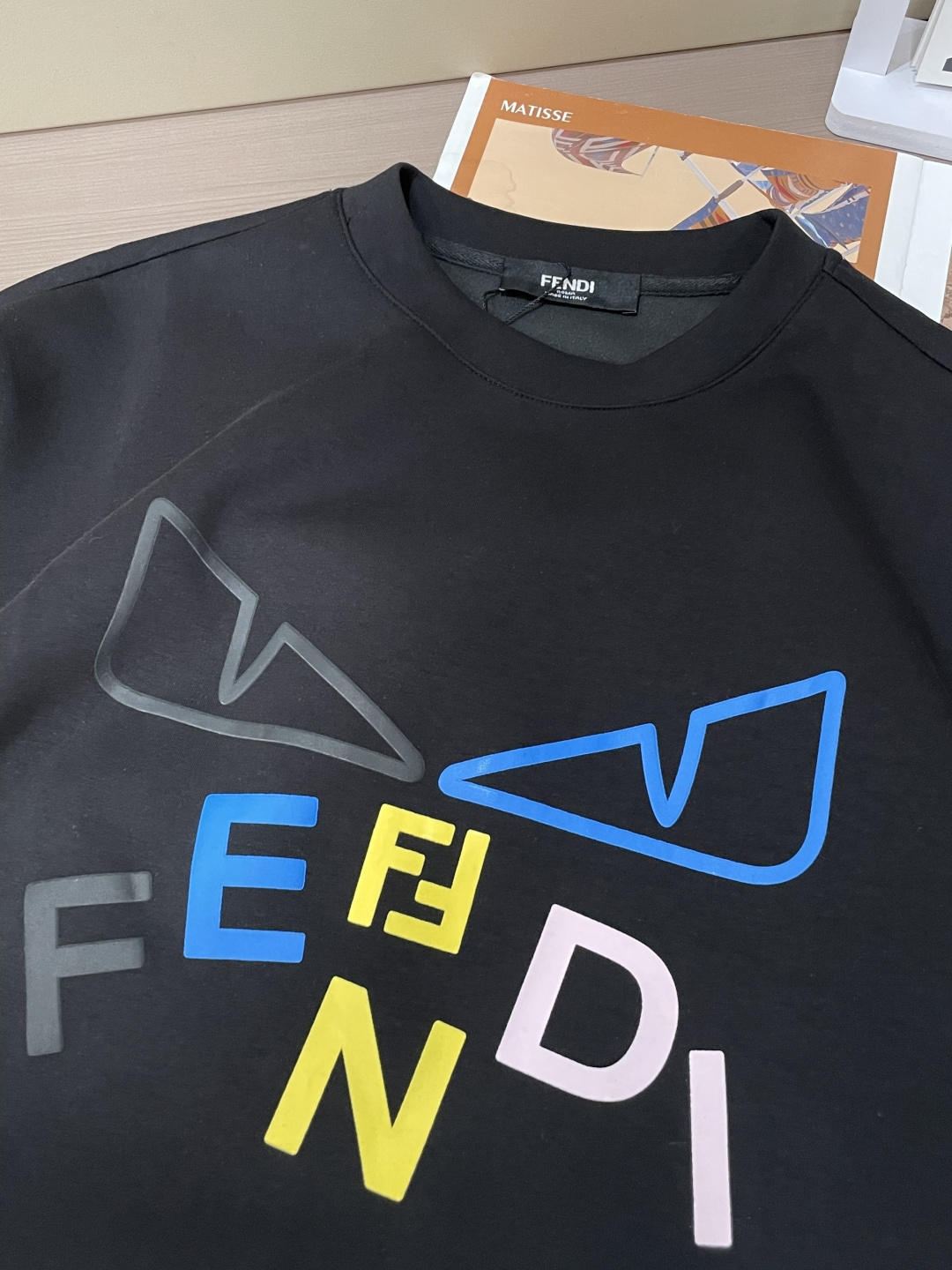 . 
P170
FD  圆领套头卫衣；经典套头男女同款，简约大气系列单品，低调奢华大气百搭款！

卫衣选用客供100%高克重棉质面料精制而成，内里紧密且既极具亲肤感的，井然有序的排列着，手感超级柔软细腻舒适，面料质感堪称顶级！低调且辨识度十足，彰显品牌独有的时尚魅力值！版型上身标准中性的款式，超级百搭好穿，男女都可轻松上身演绎，打造出最简约流行的主流

尺码：XS-L


