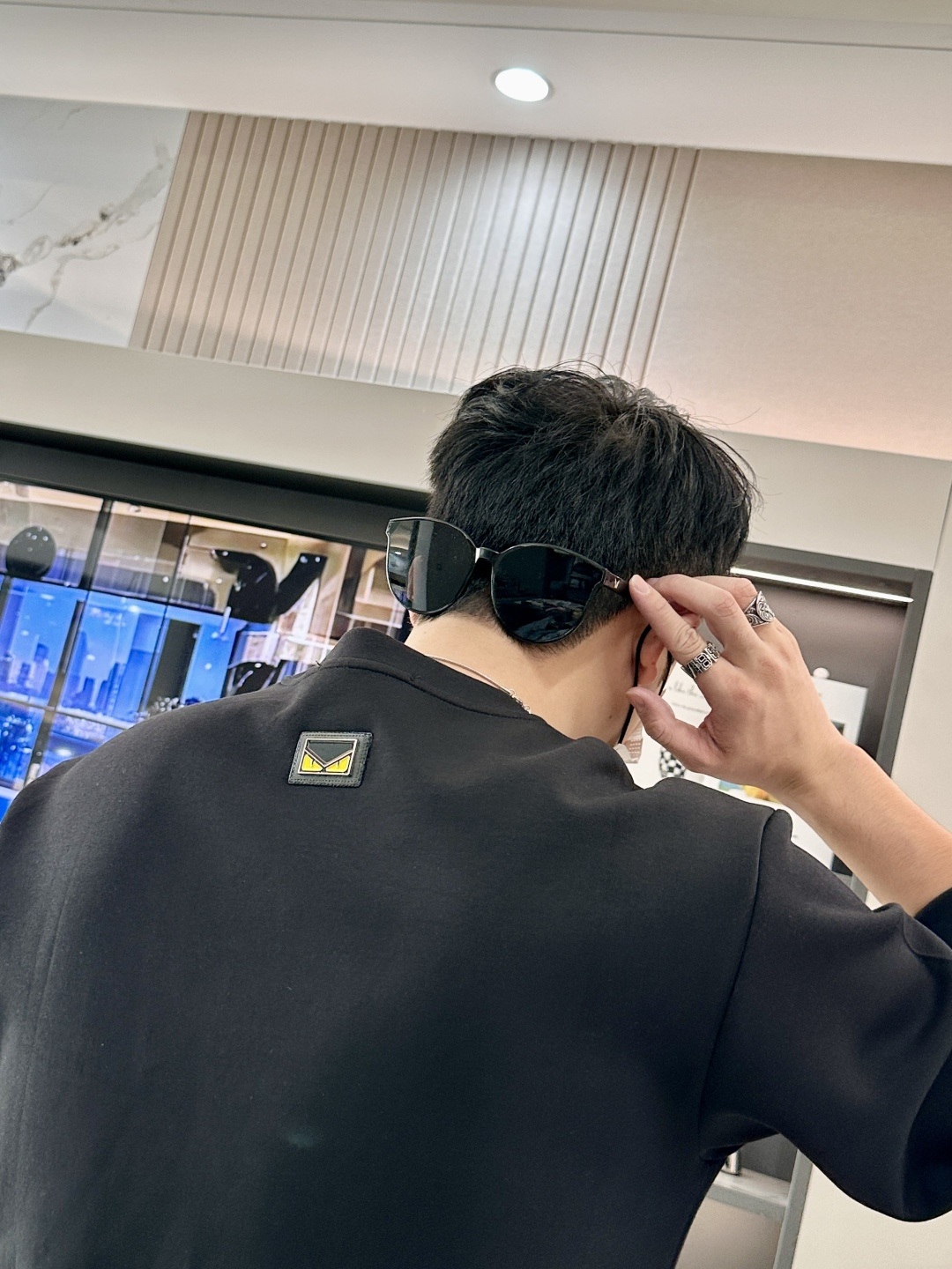 . 
P170
FD  圆领套头卫衣；经典套头男女同款，简约大气系列单品，低调奢华大气百搭款！

卫衣选用客供100%高克重棉质面料精制而成，内里紧密且既极具亲肤感的，井然有序的排列着，手感超级柔软细腻舒适，面料质感堪称顶级！低调且辨识度十足，彰显品牌独有的时尚魅力值！版型上身标准中性的款式，超级百搭好穿，男女都可轻松上身演绎，打造出最简约流行的主流

尺码：XS-L


