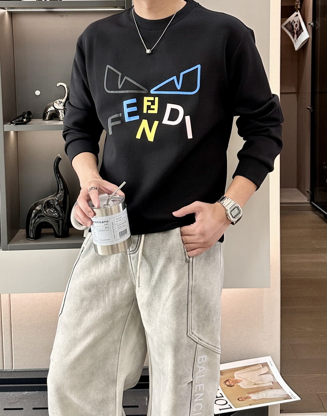 . 
P170
FD  圆领套头卫衣；经典套头男女同款，简约大气系列单品，低调奢华大气百搭款！

卫衣选用客供100%高克重棉质面料精制而成，内里紧密且既极具亲肤感的，井然有序的排列着，手感超级柔软细腻舒适，面料质感堪称顶级！低调且辨识度十足，彰显品牌独有的时尚魅力值！版型上身标准中性的款式，超级百搭好穿，男女都可轻松上身演绎，打造出最简约流行的主流

尺码：XS-L


