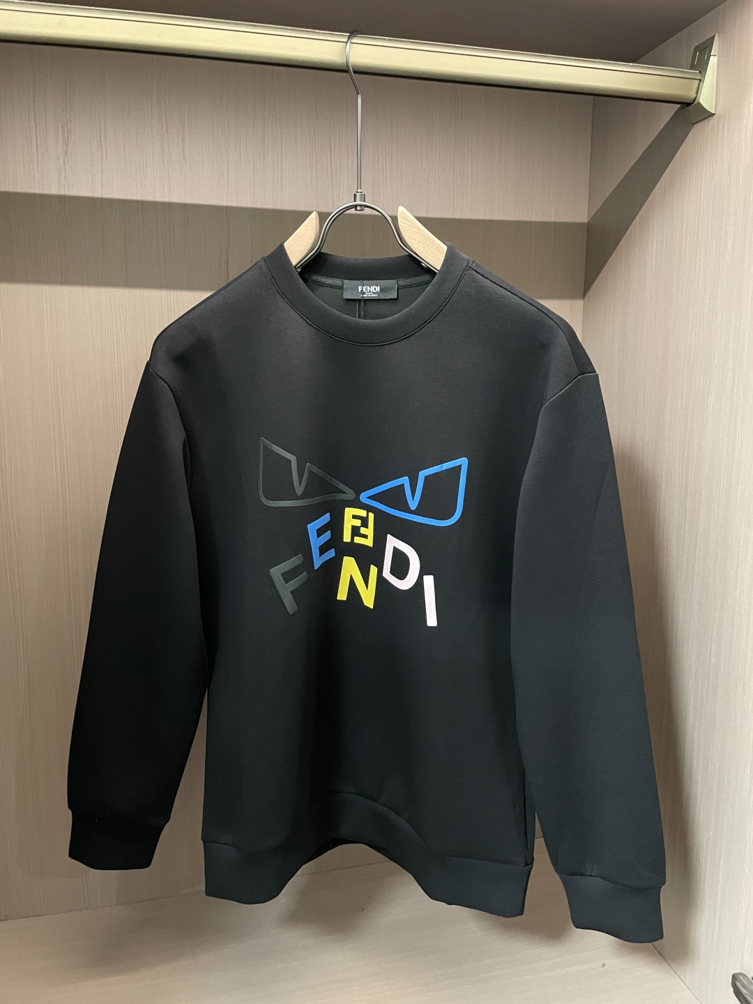 . 
P170
FD  圆领套头卫衣；经典套头男女同款，简约大气系列单品，低调奢华大气百搭款！

卫衣选用客供100%高克重棉质面料精制而成，内里紧密且既极具亲肤感的，井然有序的排列着，手感超级柔软细腻舒适，面料质感堪称顶级！低调且辨识度十足，彰显品牌独有的时尚魅力值！版型上身标准中性的款式，超级百搭好穿，男女都可轻松上身演绎，打造出最简约流行的主流

尺码：XS-L


