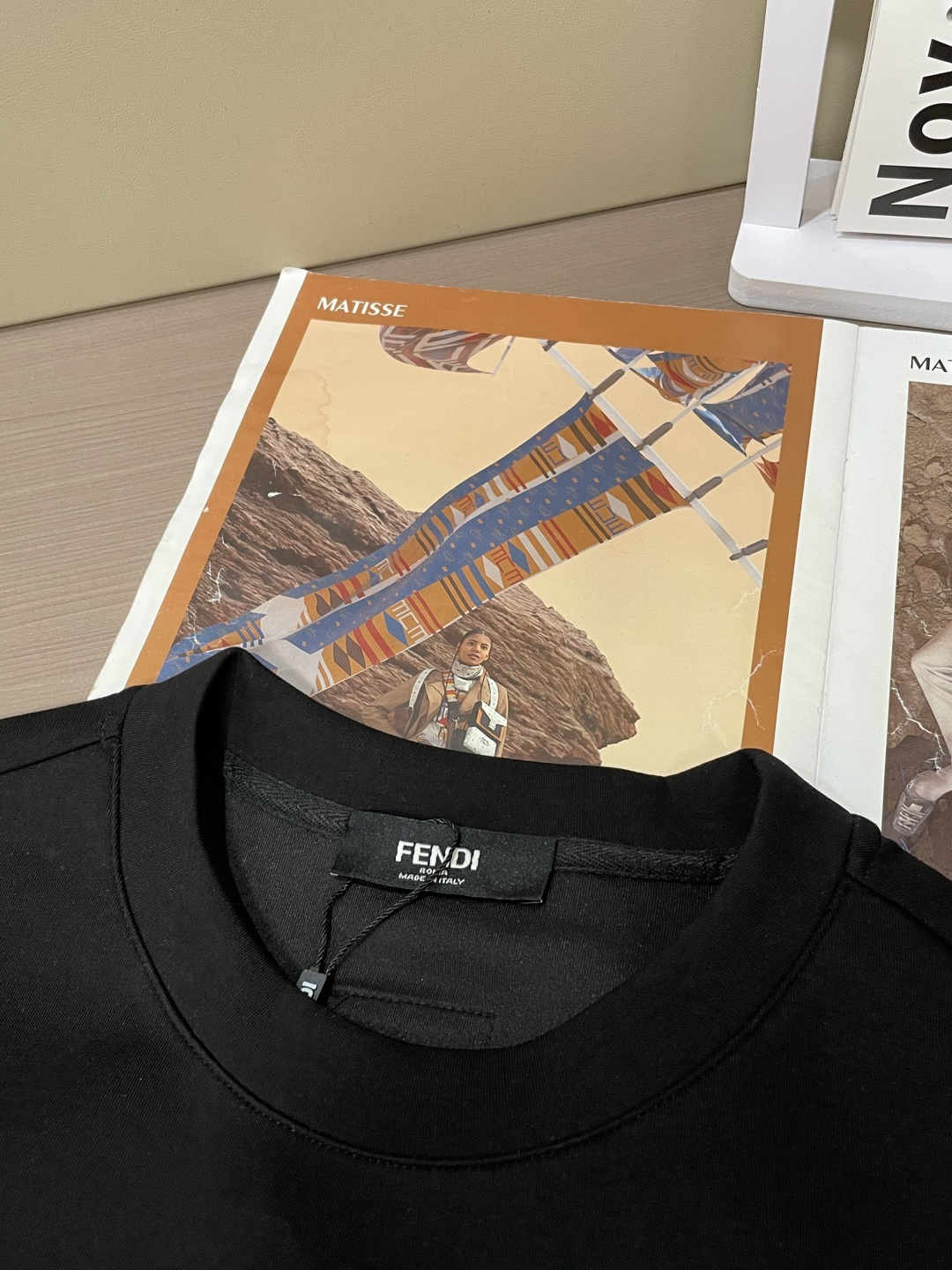 . 
P170
FD  圆领套头卫衣；经典套头男女同款，简约大气系列单品，低调奢华大气百搭款！

卫衣选用客供100%高克重棉质面料精制而成，内里紧密且既极具亲肤感的，井然有序的排列着，手感超级柔软细腻舒适，面料质感堪称顶级！低调且辨识度十足，彰显品牌独有的时尚魅力值！版型上身标准中性的款式，超级百搭好穿，男女都可轻松上身演绎，打造出最简约流行的主流

尺码：XS-L


