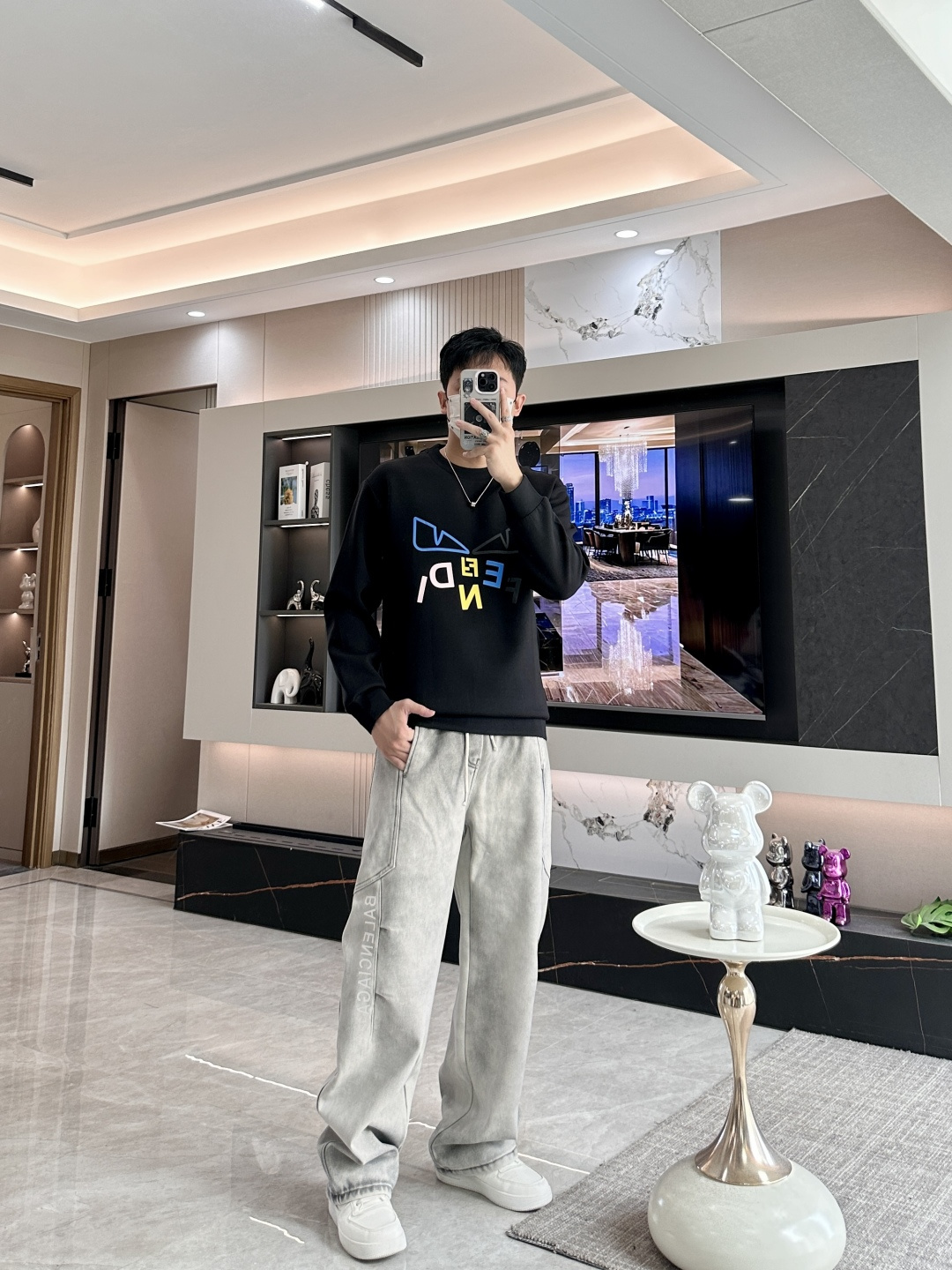 . 
P170
FD  圆领套头卫衣；经典套头男女同款，简约大气系列单品，低调奢华大气百搭款！

卫衣选用客供100%高克重棉质面料精制而成，内里紧密且既极具亲肤感的，井然有序的排列着，手感超级柔软细腻舒适，面料质感堪称顶级！低调且辨识度十足，彰显品牌独有的时尚魅力值！版型上身标准中性的款式，超级百搭好穿，男女都可轻松上身演绎，打造出最简约流行的主流

尺码：XS-L


