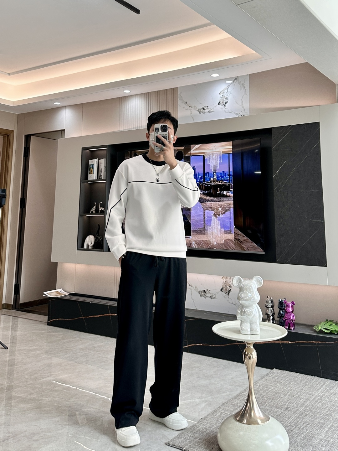 . 
P170
Dior 圆领套头卫衣；经典套头男女同款，简约大气系列单品，低调奢华大气百搭款！

卫衣选用客供100%高克重棉质面料精制而成，内里紧密且既极具亲肤感的，井然有序的排列着，手感超级柔软细腻舒适，面料质感堪称顶级！低调且辨识度十足，彰显品牌独有的时尚魅力值！版型上身标准中性的款式，超级百搭好穿，男女都可轻松上身演绎，打造出最简约流行的主流

尺码：XS-L


