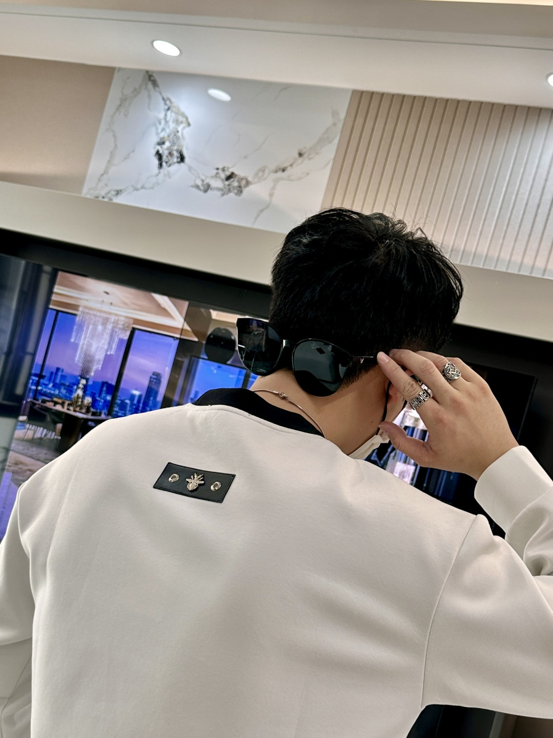 . 
P170
Dior 圆领套头卫衣；经典套头男女同款，简约大气系列单品，低调奢华大气百搭款！

卫衣选用客供100%高克重棉质面料精制而成，内里紧密且既极具亲肤感的，井然有序的排列着，手感超级柔软细腻舒适，面料质感堪称顶级！低调且辨识度十足，彰显品牌独有的时尚魅力值！版型上身标准中性的款式，超级百搭好穿，男女都可轻松上身演绎，打造出最简约流行的主流

尺码：XS-L


