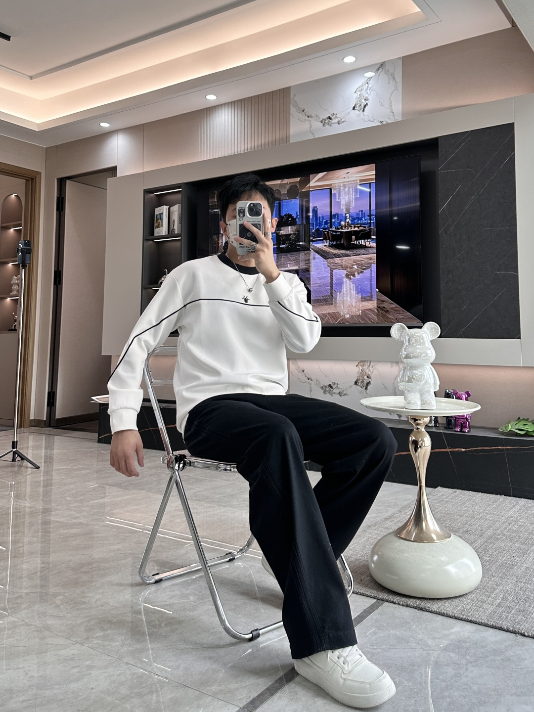 . 
P170
Dior 圆领套头卫衣；经典套头男女同款，简约大气系列单品，低调奢华大气百搭款！

卫衣选用客供100%高克重棉质面料精制而成，内里紧密且既极具亲肤感的，井然有序的排列着，手感超级柔软细腻舒适，面料质感堪称顶级！低调且辨识度十足，彰显品牌独有的时尚魅力值！版型上身标准中性的款式，超级百搭好穿，男女都可轻松上身演绎，打造出最简约流行的主流

尺码：XS-L


