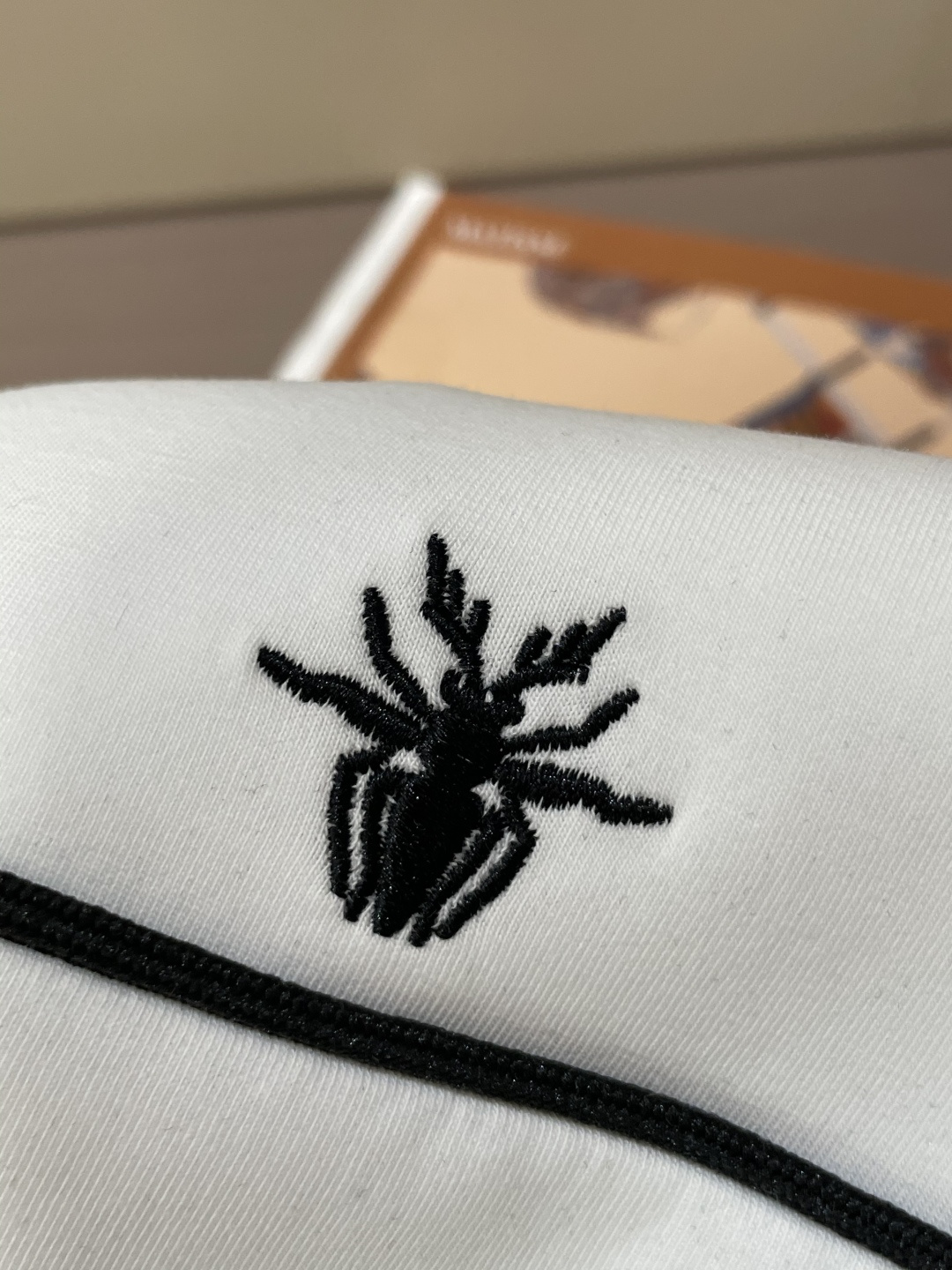 . 
P170
Dior 圆领套头卫衣；经典套头男女同款，简约大气系列单品，低调奢华大气百搭款！

卫衣选用客供100%高克重棉质面料精制而成，内里紧密且既极具亲肤感的，井然有序的排列着，手感超级柔软细腻舒适，面料质感堪称顶级！低调且辨识度十足，彰显品牌独有的时尚魅力值！版型上身标准中性的款式，超级百搭好穿，男女都可轻松上身演绎，打造出最简约流行的主流

尺码：XS-L


