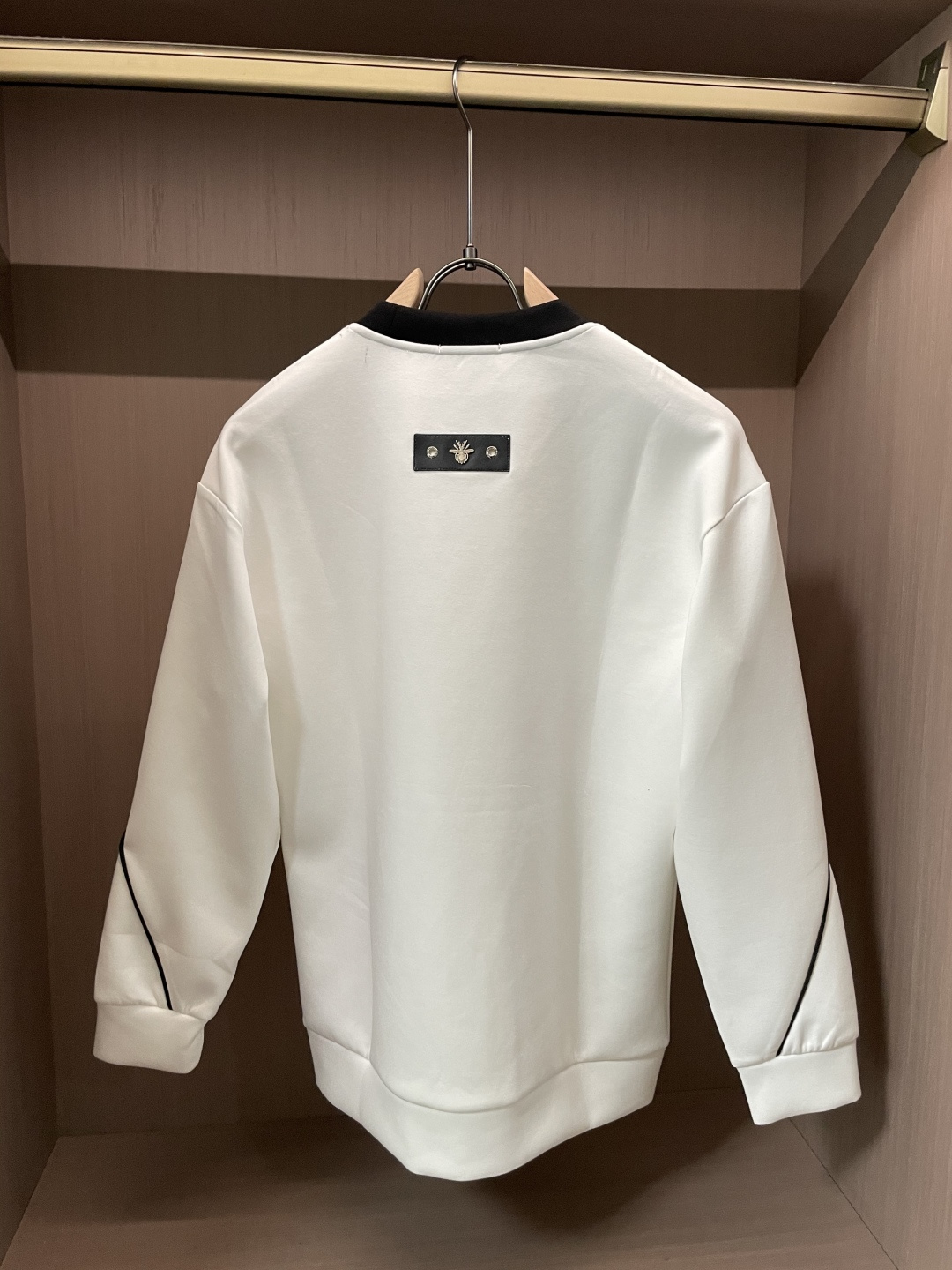 . 
P170
Dior 圆领套头卫衣；经典套头男女同款，简约大气系列单品，低调奢华大气百搭款！

卫衣选用客供100%高克重棉质面料精制而成，内里紧密且既极具亲肤感的，井然有序的排列着，手感超级柔软细腻舒适，面料质感堪称顶级！低调且辨识度十足，彰显品牌独有的时尚魅力值！版型上身标准中性的款式，超级百搭好穿，男女都可轻松上身演绎，打造出最简约流行的主流

尺码：XS-L


