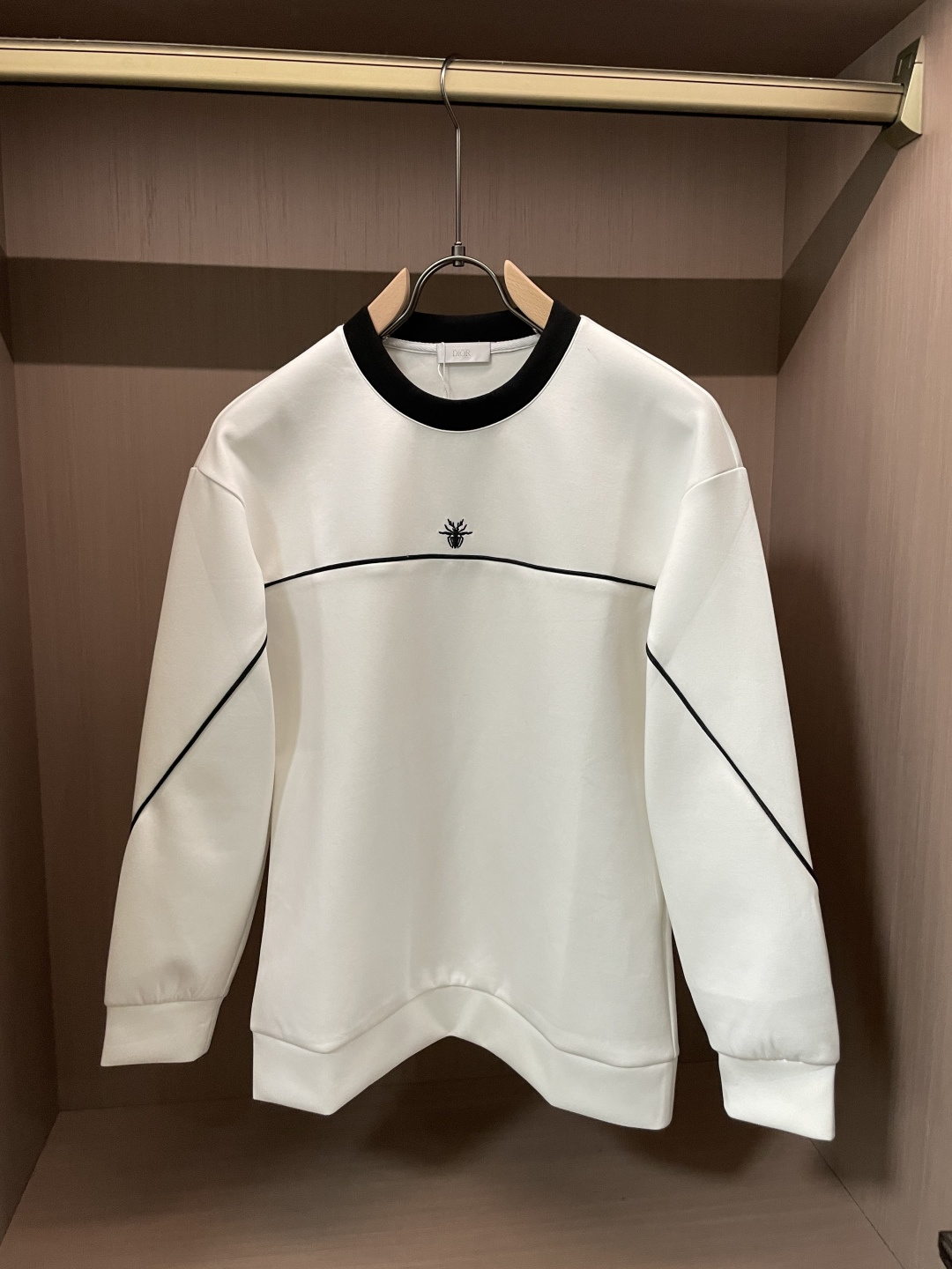 . 
P170
Dior 圆领套头卫衣；经典套头男女同款，简约大气系列单品，低调奢华大气百搭款！

卫衣选用客供100%高克重棉质面料精制而成，内里紧密且既极具亲肤感的，井然有序的排列着，手感超级柔软细腻舒适，面料质感堪称顶级！低调且辨识度十足，彰显品牌独有的时尚魅力值！版型上身标准中性的款式，超级百搭好穿，男女都可轻松上身演绎，打造出最简约流行的主流

尺码：XS-L


