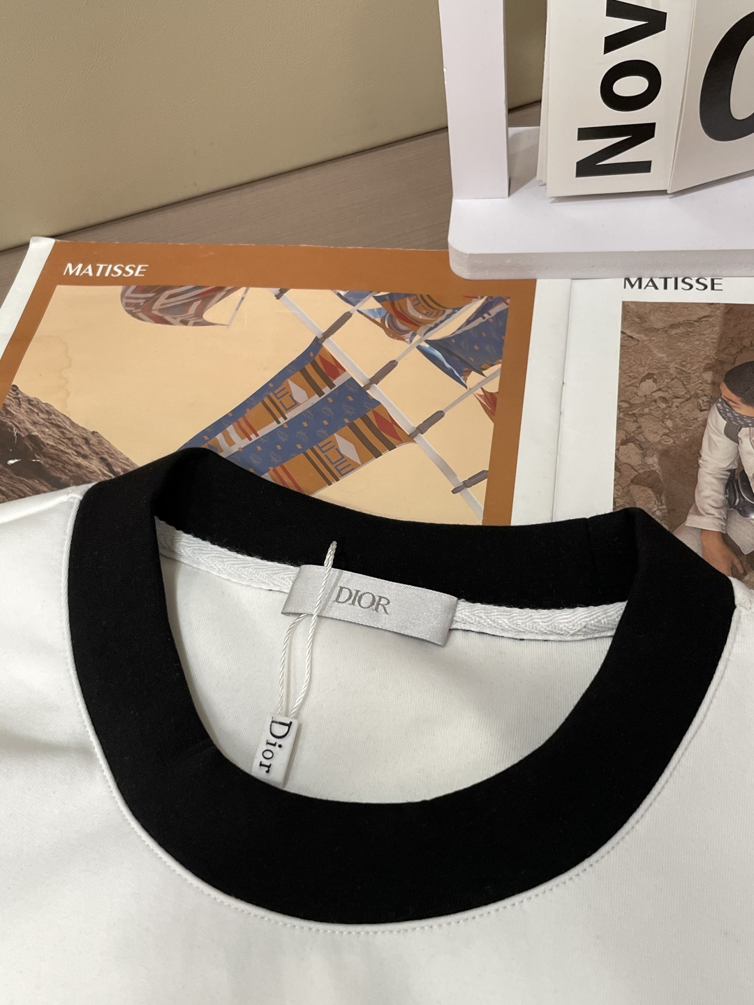 . 
P170
Dior 圆领套头卫衣；经典套头男女同款，简约大气系列单品，低调奢华大气百搭款！

卫衣选用客供100%高克重棉质面料精制而成，内里紧密且既极具亲肤感的，井然有序的排列着，手感超级柔软细腻舒适，面料质感堪称顶级！低调且辨识度十足，彰显品牌独有的时尚魅力值！版型上身标准中性的款式，超级百搭好穿，男女都可轻松上身演绎，打造出最简约流行的主流

尺码：XS-L


