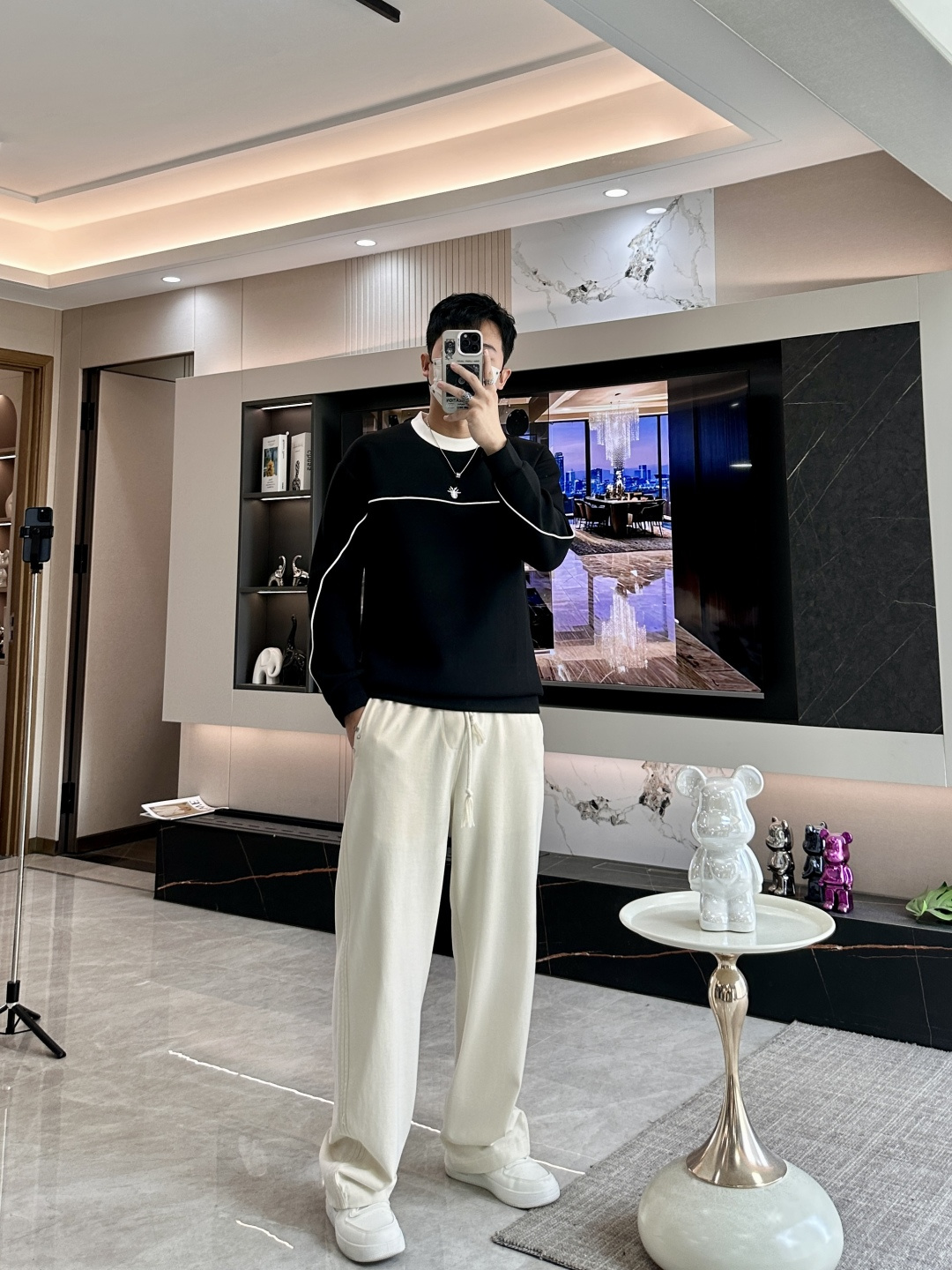 . 
P170
Dior 圆领套头卫衣；经典套头男女同款，简约大气系列单品，低调奢华大气百搭款！

卫衣选用客供100%高克重棉质面料精制而成，内里紧密且既极具亲肤感的，井然有序的排列着，手感超级柔软细腻舒适，面料质感堪称顶级！低调且辨识度十足，彰显品牌独有的时尚魅力值！版型上身标准中性的款式，超级百搭好穿，男女都可轻松上身演绎，打造出最简约流行的主流

尺码：XS-L


