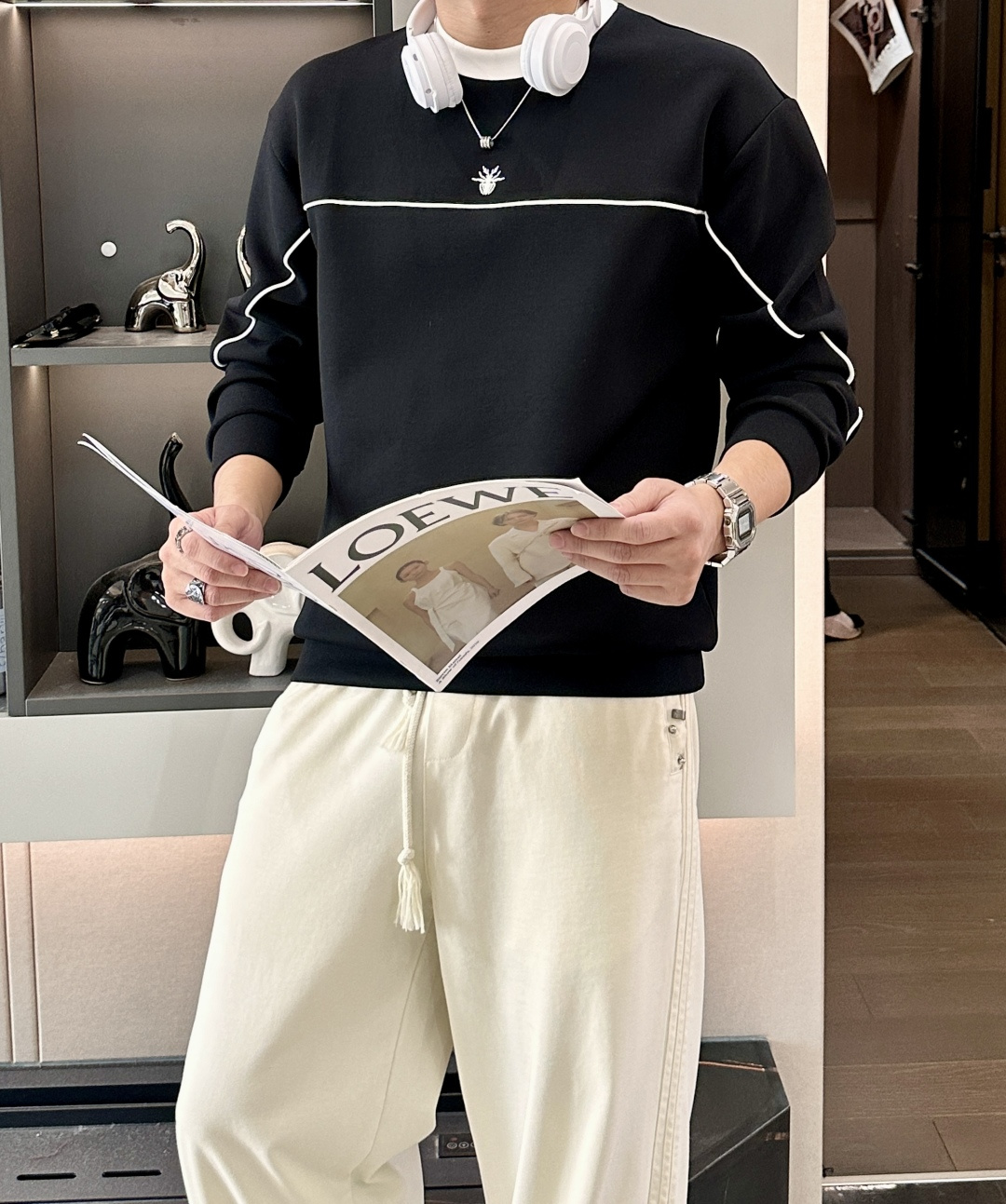 NO:657715,. Dior round neck pullover sweatshirt; classic pullover for men and women, simple and elegant series of items, low-key, luxurious and versatile!  The sweatshirt is made of high-weight cotton fabrics supplied by customers. The lining is tight and very skin-friendly. It is arranged in an orderly manner. It feels super soft, delicate and comfortable, and the fabric texture is top-notch!  Low-key and highly recognizable, it highlights the brand’s unique fashion charm!  The upper body is a standard unisex style, which is super versatile and easy to wear. It can be easily worn by both men and women, creating the most simple and popular mainstream. Sizes XS-L, dior, hoodie, sweatshirts, alexander wang19860909.  Dior 圆领套头卫衣；经典套头男女同款,简约大气系列单品,低调奢华大气百搭款！ 卫衣选用客供高克重棉质面料精制而成,内里紧密且既极具亲肤感的,井然有序的排列着,手感超级柔软细腻舒适,面料质感堪称顶级！低调且辨识度十足,彰显品牌独有的时尚魅力值！版型上身标准中性的款式,超级百搭好穿,男女都可轻松上身演绎,打造出最简约流行的主流 尺码XS-L,,dior,hoodie,sweatshirts,alexander wang,Men's clothing