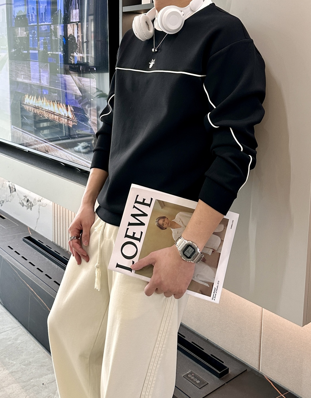 . 
P170
Dior 圆领套头卫衣；经典套头男女同款，简约大气系列单品，低调奢华大气百搭款！

卫衣选用客供100%高克重棉质面料精制而成，内里紧密且既极具亲肤感的，井然有序的排列着，手感超级柔软细腻舒适，面料质感堪称顶级！低调且辨识度十足，彰显品牌独有的时尚魅力值！版型上身标准中性的款式，超级百搭好穿，男女都可轻松上身演绎，打造出最简约流行的主流

尺码：XS-L


