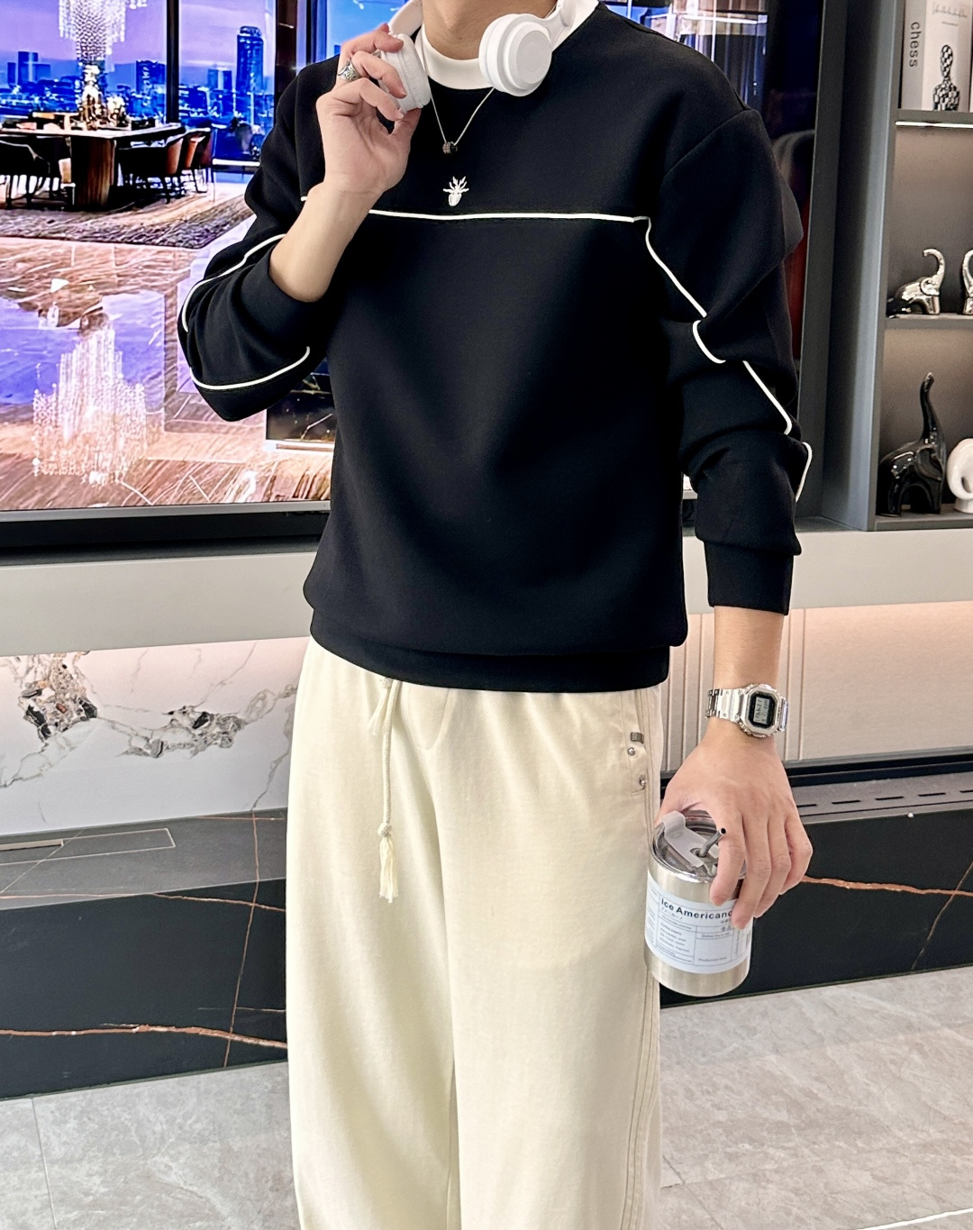 . 
P170
Dior 圆领套头卫衣；经典套头男女同款，简约大气系列单品，低调奢华大气百搭款！

卫衣选用客供100%高克重棉质面料精制而成，内里紧密且既极具亲肤感的，井然有序的排列着，手感超级柔软细腻舒适，面料质感堪称顶级！低调且辨识度十足，彰显品牌独有的时尚魅力值！版型上身标准中性的款式，超级百搭好穿，男女都可轻松上身演绎，打造出最简约流行的主流

尺码：XS-L


